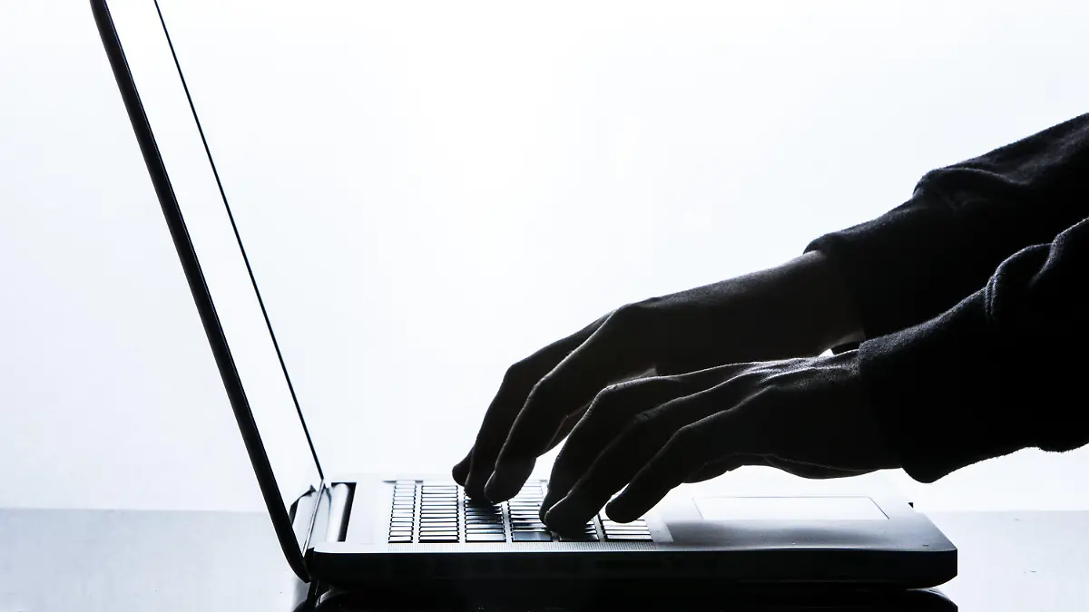 ARCHIV - ILLUSTRATION - 02.11.2017, Baden-Württemberg, Rottweil: Ein Mann tippt auf der Tastatur eines Laptops. (zu dpa "Detektiv Computer - Software gegen Betrug und Verbrechen") Foto: Silas Stein/dpa +++ dpa-Bildfunk +++