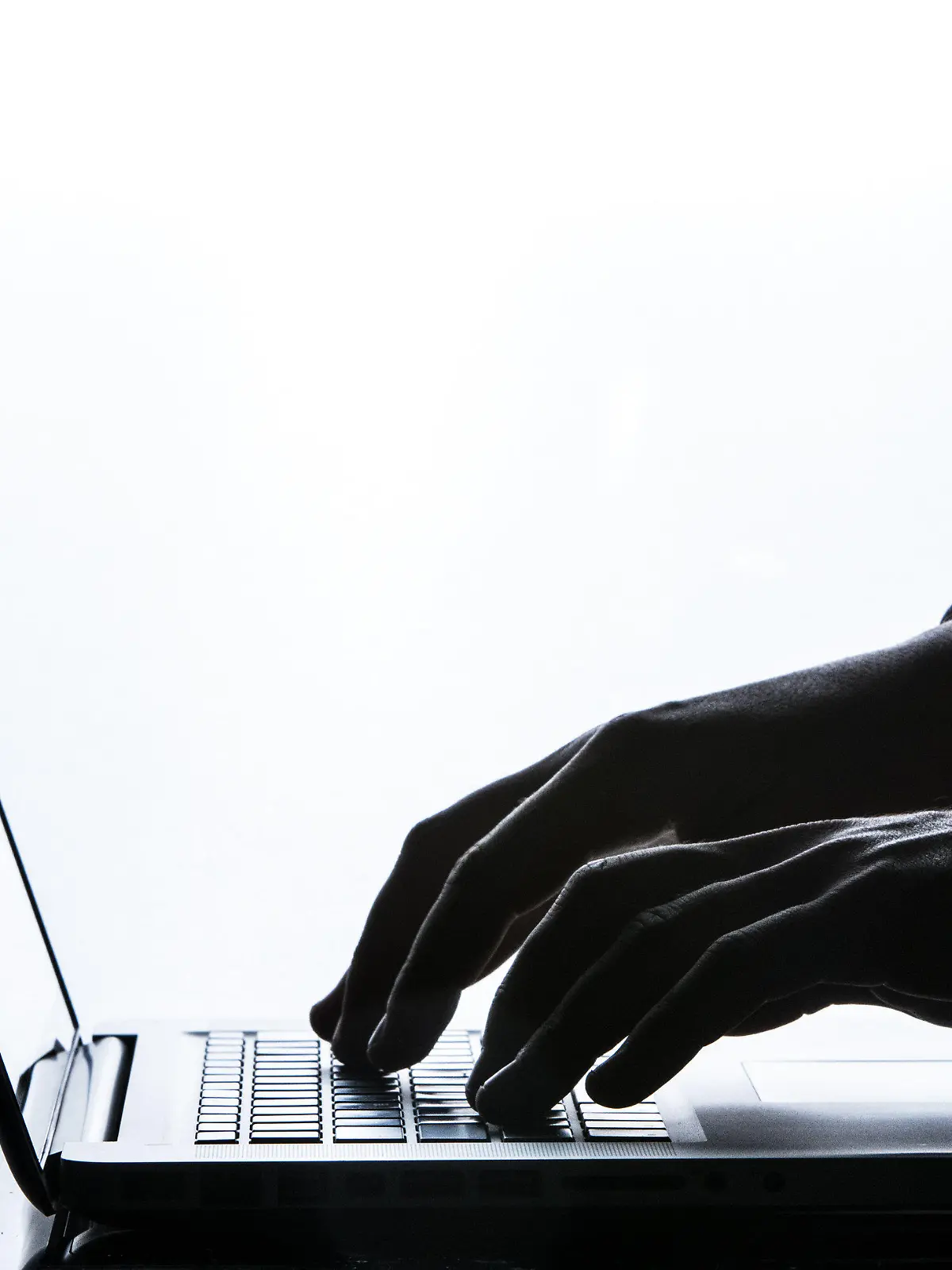 ARCHIV - ILLUSTRATION - 02.11.2017, Baden-Württemberg, Rottweil: Ein Mann tippt auf der Tastatur eines Laptops. (zu dpa "Detektiv Computer - Software gegen Betrug und Verbrechen") Foto: Silas Stein/dpa +++ dpa-Bildfunk +++