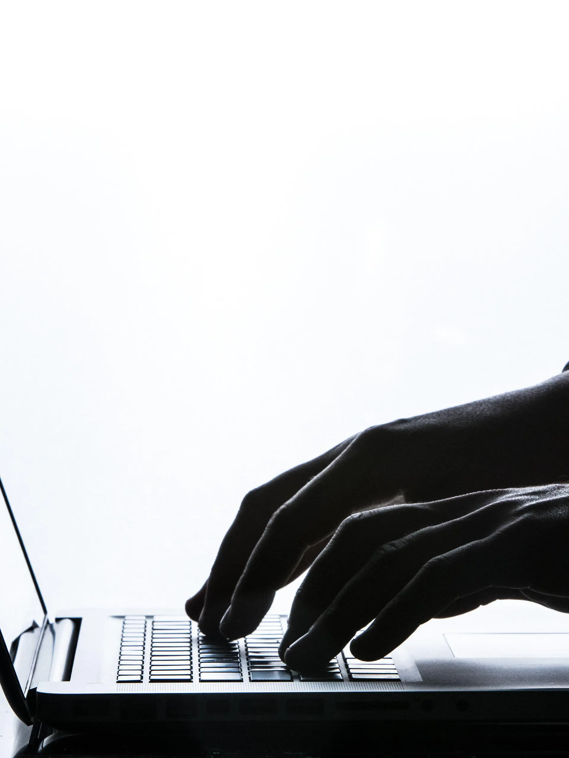 ARCHIV - ILLUSTRATION - 02.11.2017, Baden-Württemberg, Rottweil: Ein Mann tippt auf der Tastatur eines Laptops. (zu dpa "Detektiv Computer - Software gegen Betrug und Verbrechen") Foto: Silas Stein/dpa +++ dpa-Bildfunk +++