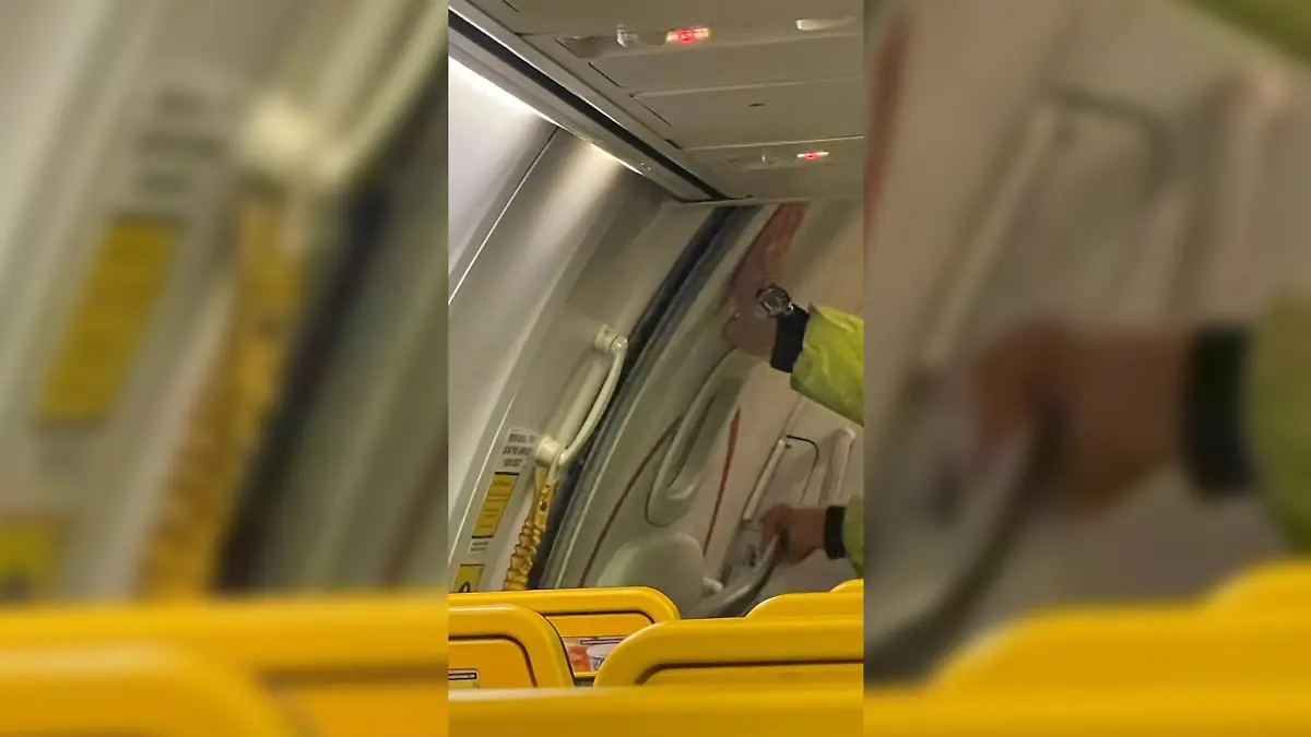 Einen Spaltbreit steht die Tür im Flieger offen, wie ein Nutzer auf X dokumentiert.