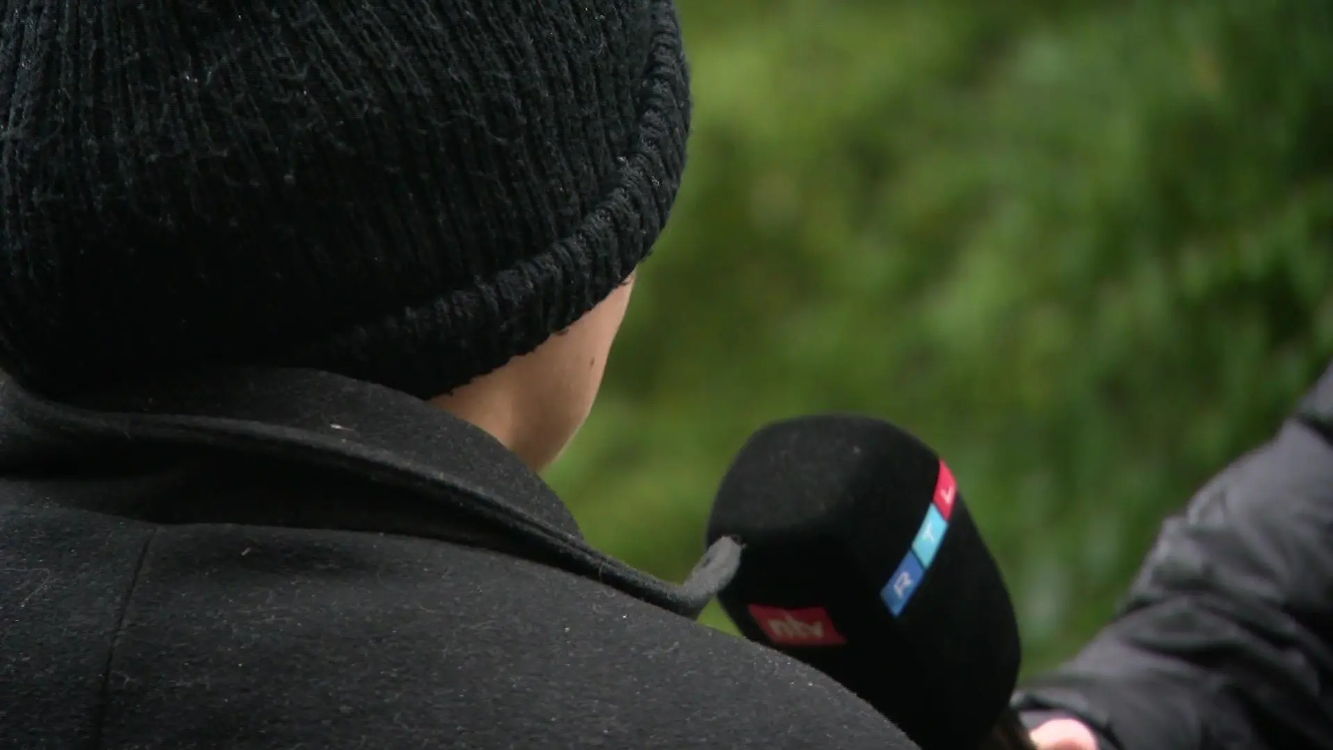 Riham B. (19) spricht am RTL-Mikrofon über ihren Ausraster in einem Supermarkt in Wittmund - und bereut ihre Wortwahl.