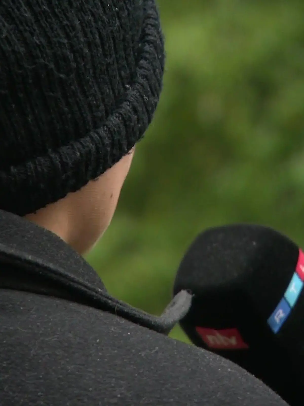 Riham B. (19) spricht am RTL-Mikrofon über ihren Ausraster in einem Supermarkt in Wittmund - und bereut ihre Wortwahl.