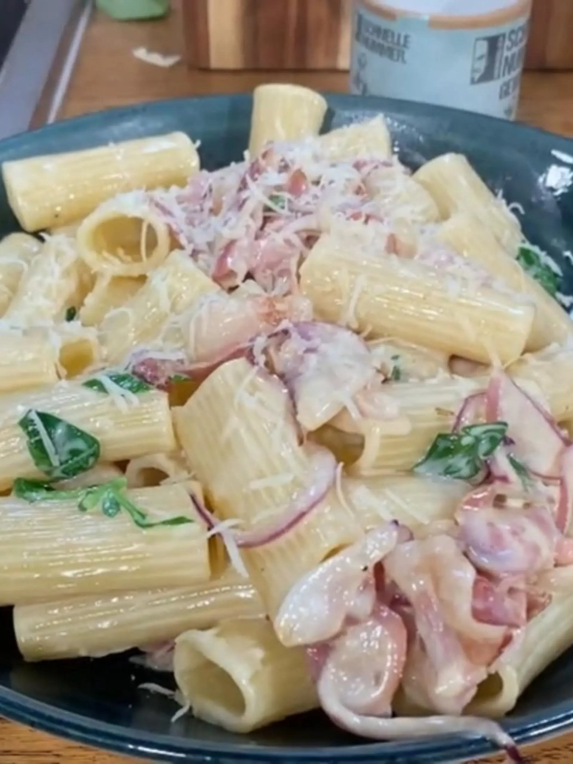 Bild zu: "Pasta mit würziger Käse-Sahne-Sauce"