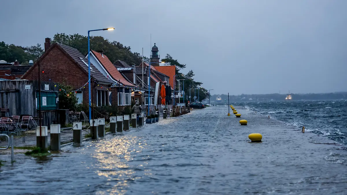20.10.2023, Schleswig-Holstein, Kiel: Die Strasse vor den Cafes und GEschäften am Tiessenkai im Kiler Stadteil Holtenau ist vollständig von der Ostssee überflutet. In der Kieler und Lübecker Bucht wird nach der Vorhersage des Bundesamtes für Seeschifffahrt und Hydrographie (BSH) eine schwere Sturmflut erwartet. In der Flensburger Förde können Wasserstände bis 2,0 m über dem mittleren Wasserstand erreicht werden, bei Rügen bis zu 1,30 m über dem mittleren Wasserstand. Foto: Axel Heimken/dpa +++ dpa-Bildfunk +++