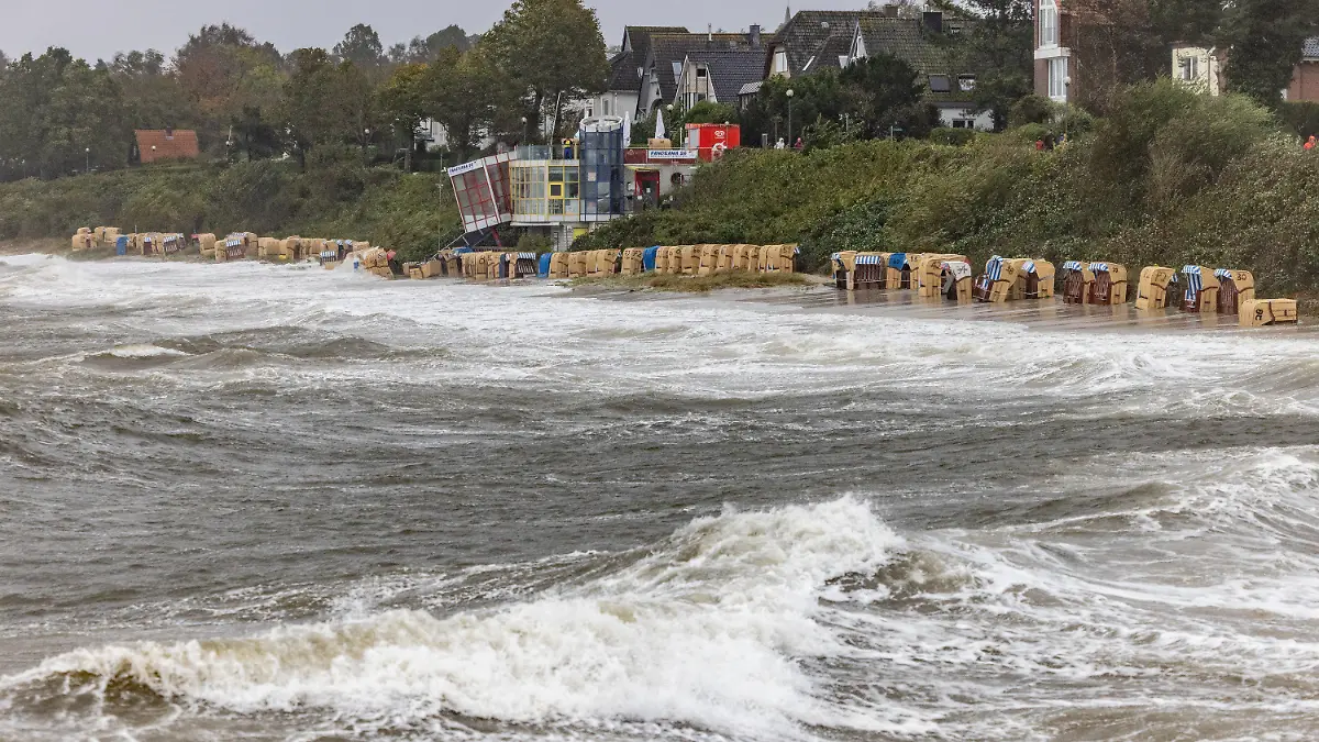 20.10.2023, Schleswig-Holstein, Kiel: Ostseewellen überfluten die am Strand in Schilksee aufgestellten Strandkörbe. In der Kieler und Lübecker Bucht wird nach der Vorhersage des Bundesamtes für Seeschifffahrt und Hydrographie (BSH) eine schwere Sturmflut erwartet. In der Flensburger Förde können Wasserstände bis 2,0 m über dem mittleren Wasserstand erreicht werden, bei Rügen bis zu 1,30 m über dem mittleren Wasserstand. Foto: Axel Heimken/dpa +++ dpa-Bildfunk +++