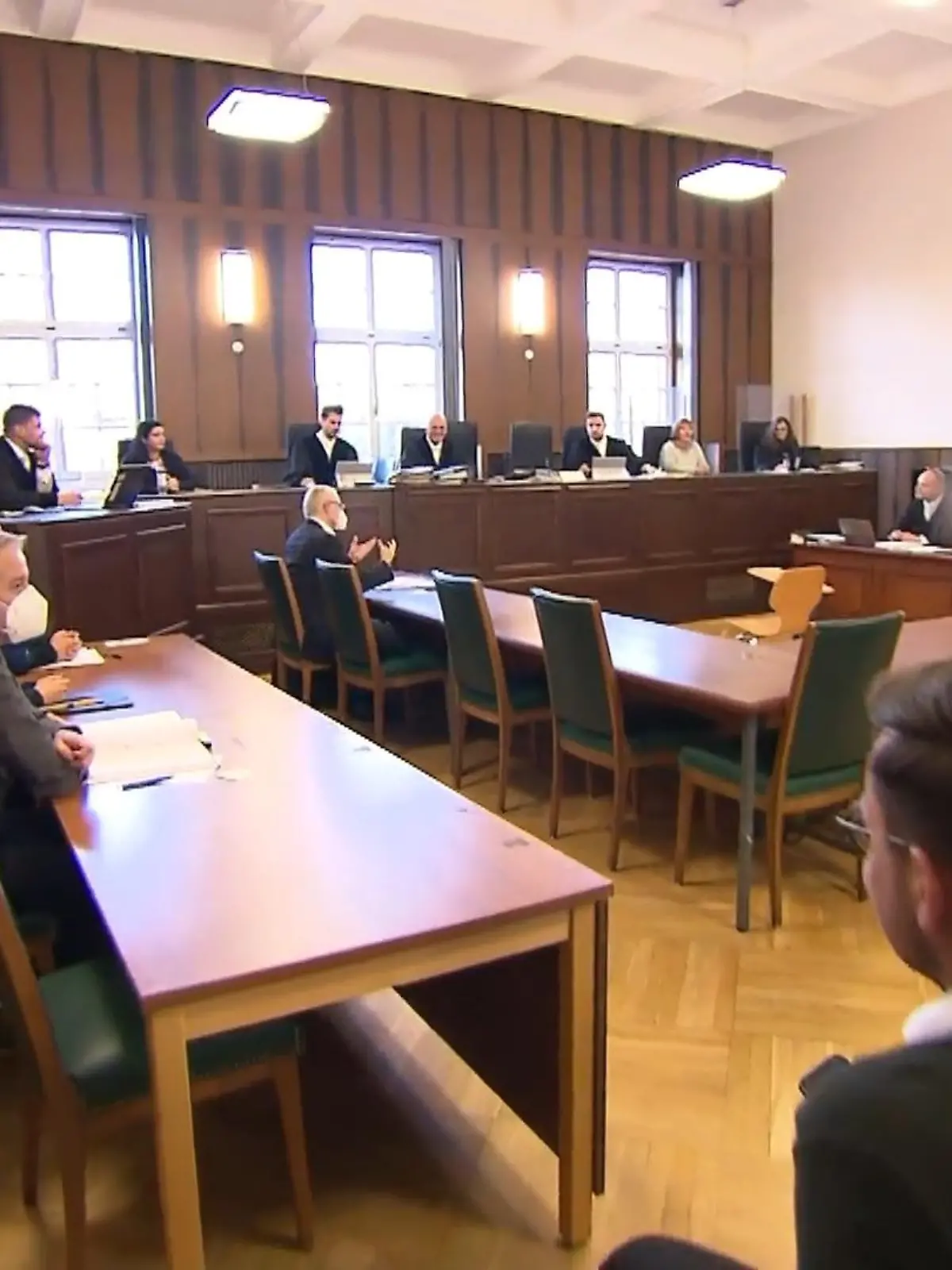 Sie soll im August 2021 Lebensmittel an der TU Darmstadt mit einer Chemikalie versetzt haben. Sieben Menschen wurden durch das Gift verletzt; ein 30-jähriger Student schwebte zwischenzeitlich sogar in Lebensgefahr. Seit heute (08.11.) muss sich eine 33-jährige Studentin wegen des Giftanschlags vor dem Landgericht Darmstadt verantworten. Ihr wird heimtückischer Mord vorgeworfen, allerdings gilt die Studentin als psychisch krank, es handelt sich daher um ein Sicherungsverfahren.