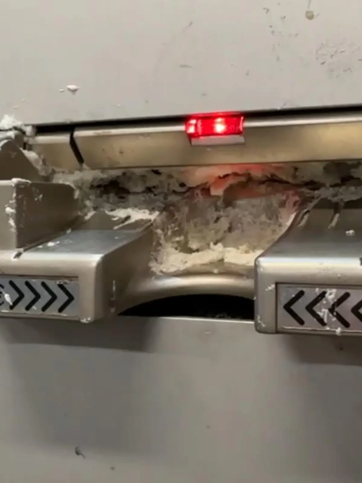 Bild zu: "Unbekannte zerstören Ticketautomaten"