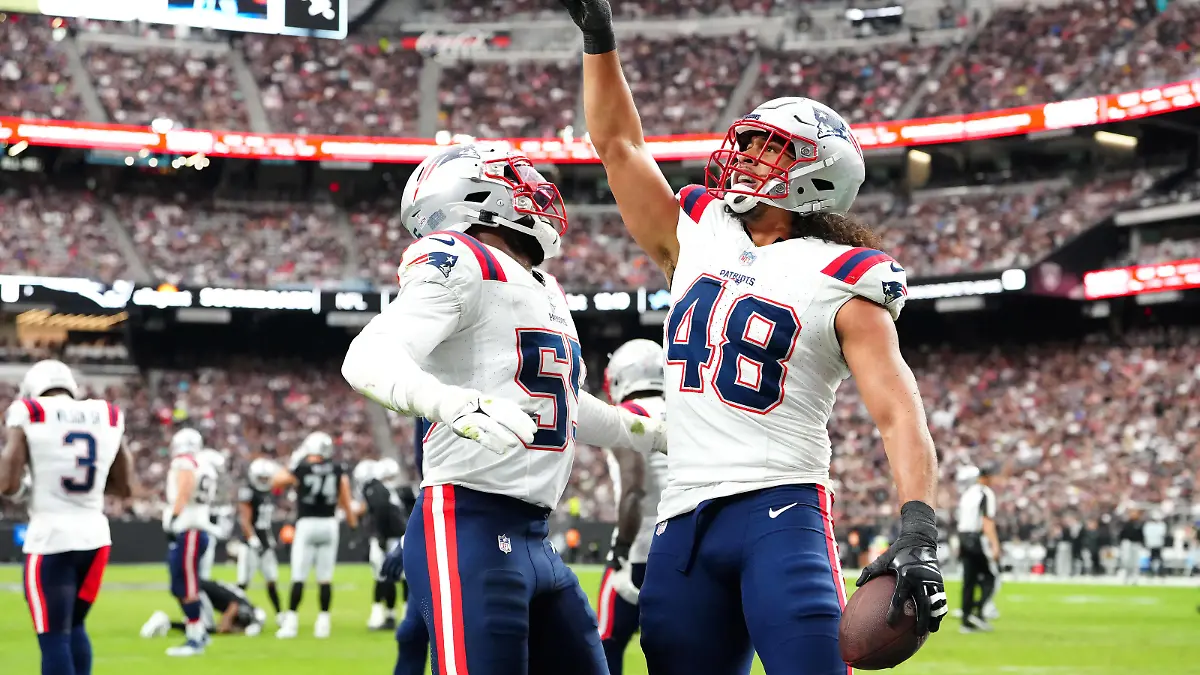 NFL, American Football Herren, USA New England Patriots at Las Vegas Raiders Oct 15, 2023 Paradise, Nevada, USA New England Patriots linebacker Jahlani Tavai 48 celebrates with New England Patriots linebacker Josh Uche 55 after making a play against the Las Vegas Raiders during the second quarter at Allegiant Stadium. Paradise Allegiant Stadium Nevada USA, EDITORIAL USE ONLY PUBLICATIONxINxGERxSUIxAUTxONLY Copyright: xStephenxR.xSylvaniex 20231015_ams_cs1_0444