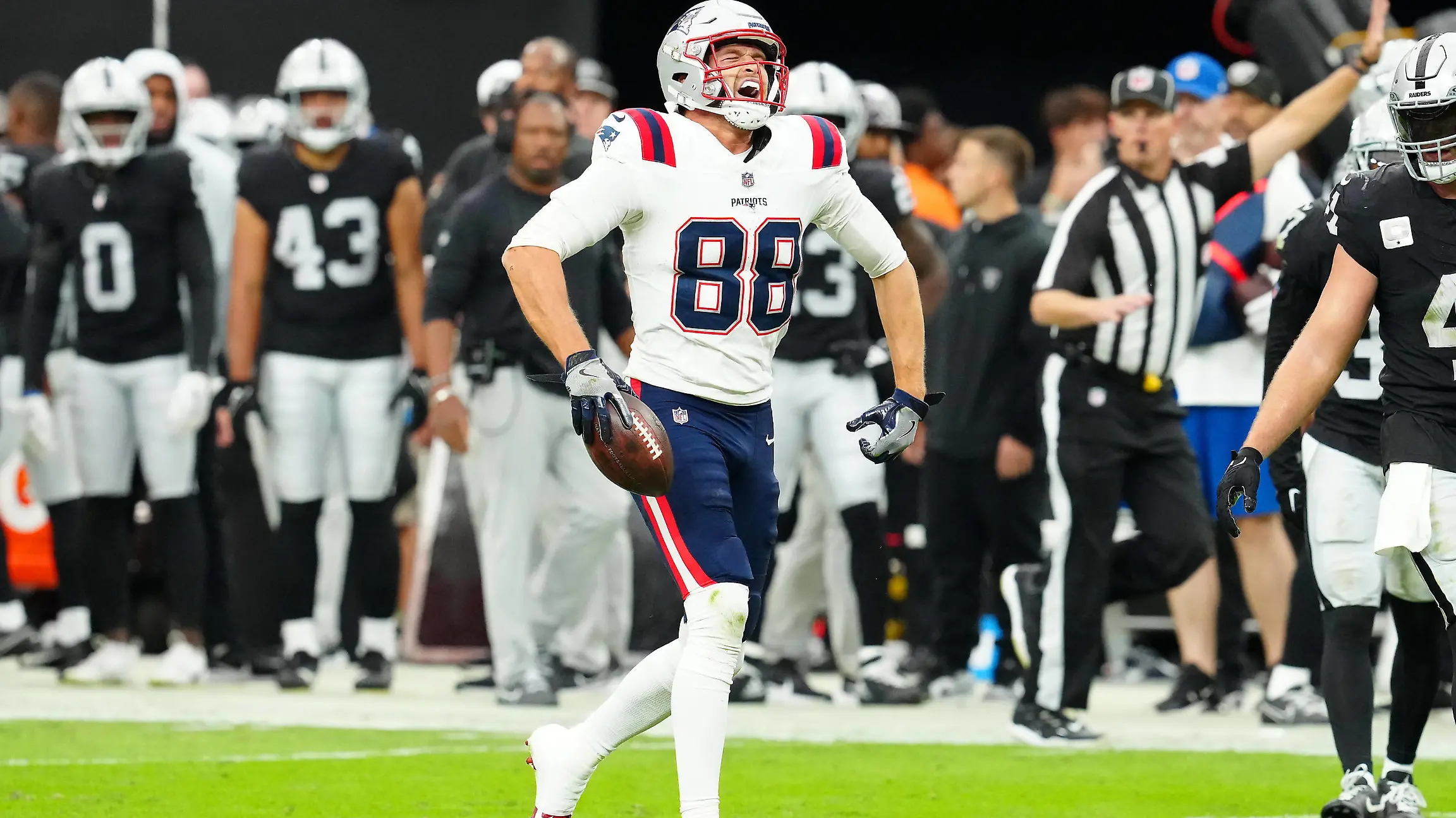 NFL, American Football Herren, USA New England Patriots at Las Vegas Raiders Oct 15, 2023 Paradise, Nevada, USA New England Patriots tight end Mike Gesicki 88 celebrates after making a play against the Las Vegas Raiders during the second quarter at Allegiant Stadium. Paradise Allegiant Stadium Nevada USA, EDITORIAL USE ONLY PUBLICATIONxINxGERxSUIxAUTxONLY Copyright: xStephenxR.xSylvaniex 20231015_ams_cs1_0448