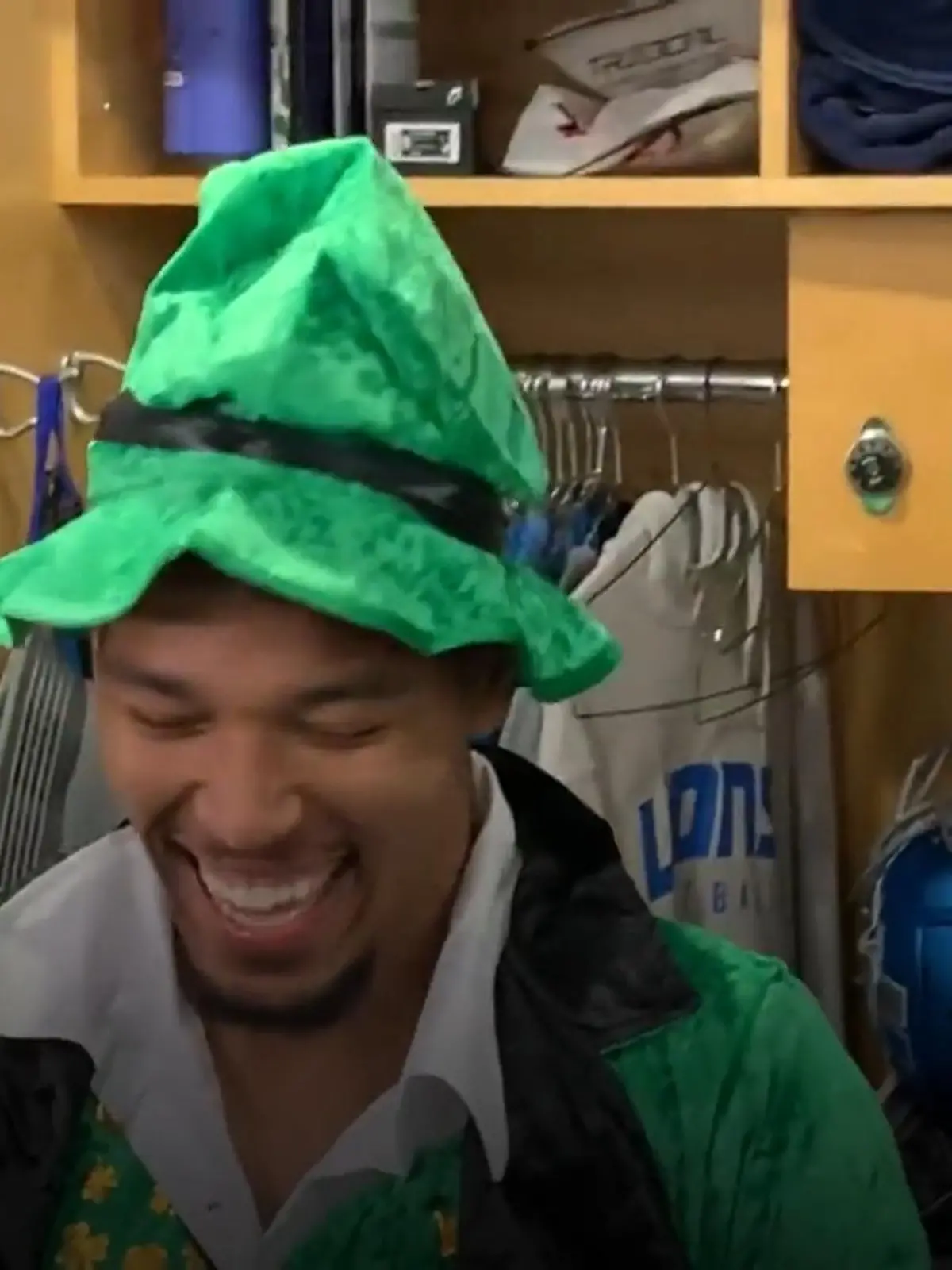 Wettschulden sind bekanntlich Ehrenschulden - auch für NFL-Star Amon-Ra St. Brown. Und so musste er in ein grünes Kostüm schlüpfen. Der Grund: Sein Collegeverein USC hatte am vergangenen Wochenende gegen den Erzrivalen Notre Dame verloren. Lions-Teamkollege und Wettgegner Julian Okwara dürfte seinen Spaß gehabt haben.