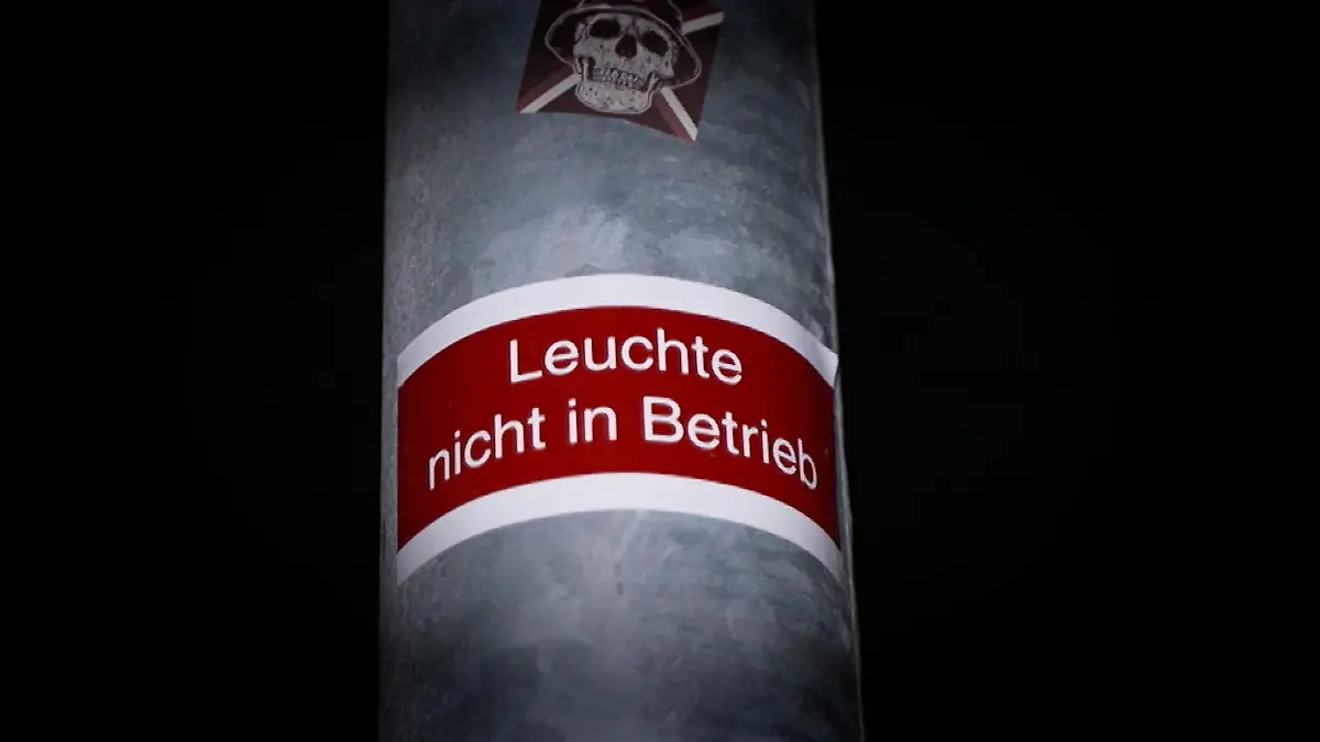 Behördenirrsinn in Hamburger Park bringt kein Licht ins Dunkel - dabei stehen die Laternen schon.