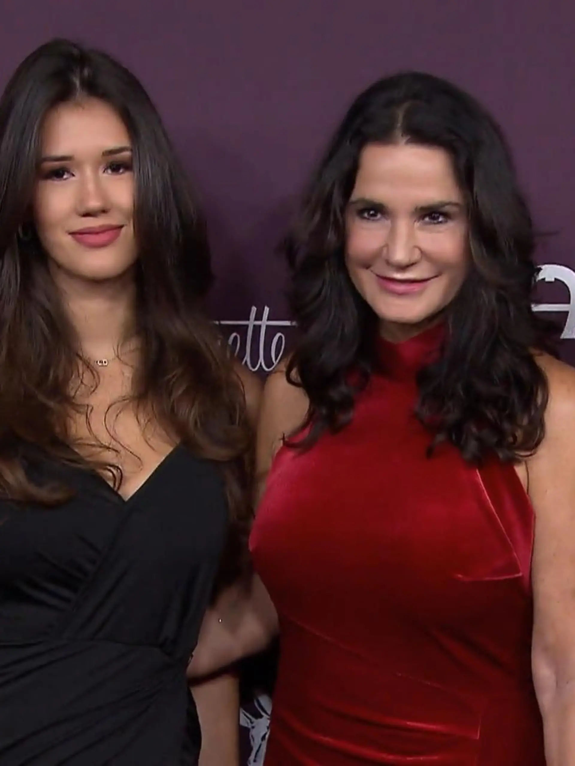 Dieses Trio zieht alle Blicke auf sich! Auf dem roten Teppich der Tribute To Bambi Stiftung in Berlin treffen wir Marielle Ahrens mit ihren beiden Töchtern Isabella und Lucia. Zu dritt sieht man das Mutter-Tochter-Gespann nur selten. Wie es den Sprösslingen der Schauspielerin im Blitzlichtgewitter ergeht, verraten sie im Video.