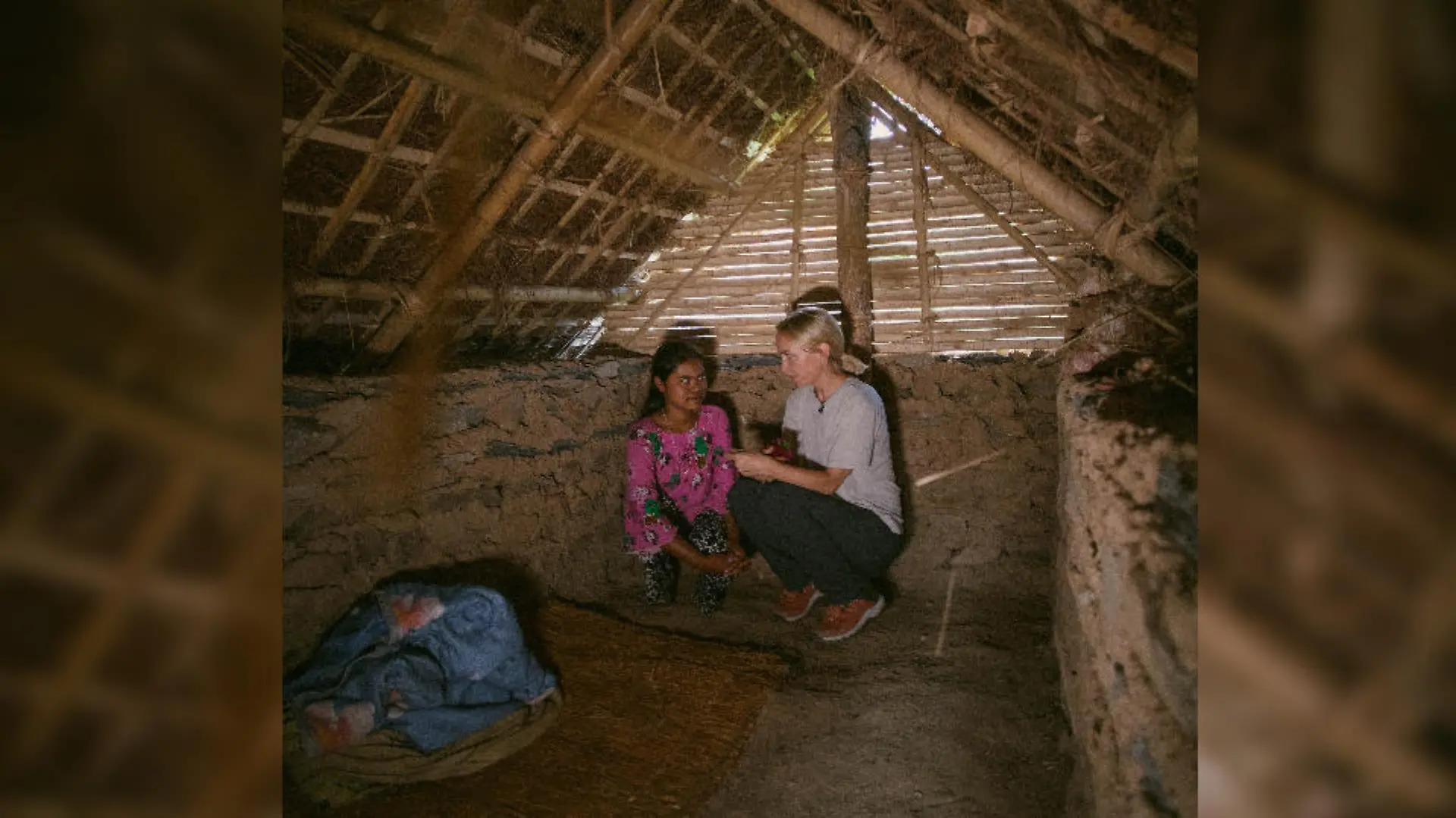 Janin Ullmann mit Manisha (14) in dem Ziegenstall, in dem sie während ihrer Periode lebt
