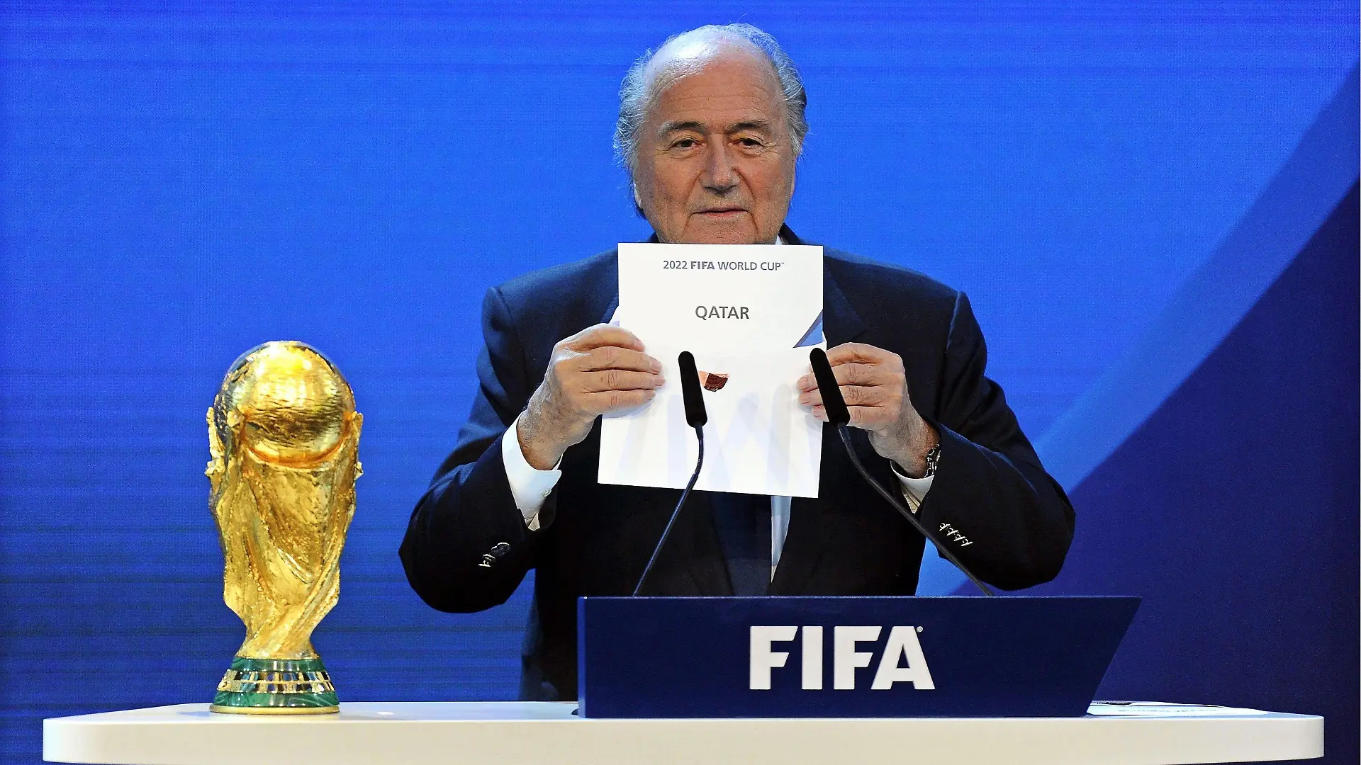 ARCHIV - 02.12.2010, Schweiz, Zürich: Joseph Blatter, damals FIFA Präsident, hält einen Zettel mit der Aufschrift «Katar» während der Bekanntgabe des Ausrichters der Fußball-WM 2022. (zu "dpa-Themenpaket zur Fußball-Weltmeisterschaft 2022 in Katar") Foto: Walter Bieri/KEYSTONE/dpa +++ dpa-Bildfunk +++