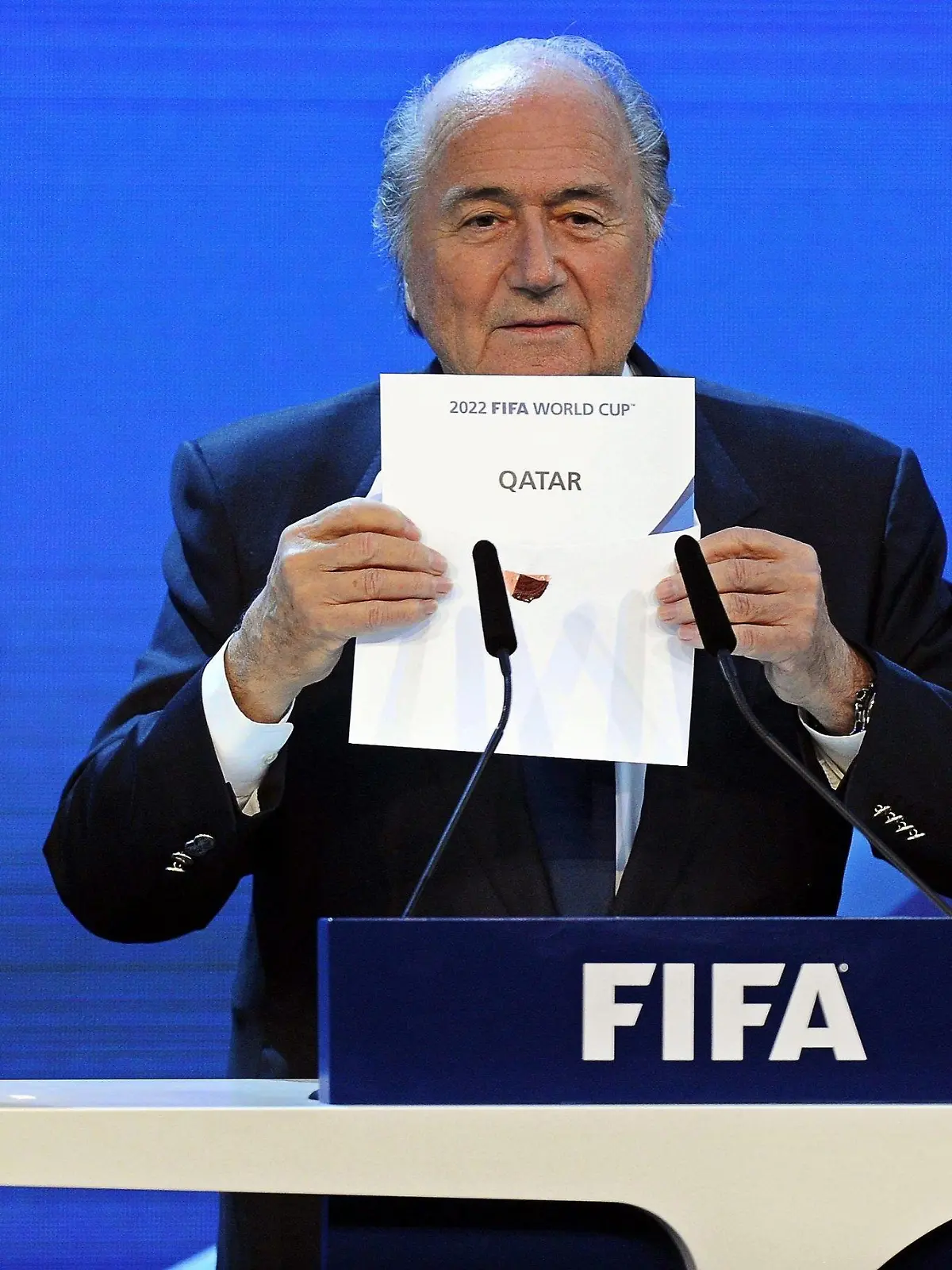 ARCHIV - 02.12.2010, Schweiz, Zürich: Joseph Blatter, damals FIFA Präsident, hält einen Zettel mit der Aufschrift «Katar» während der Bekanntgabe des Ausrichters der Fußball-WM 2022. (zu "dpa-Themenpaket zur Fußball-Weltmeisterschaft 2022 in Katar") Foto: Walter Bieri/KEYSTONE/dpa +++ dpa-Bildfunk +++