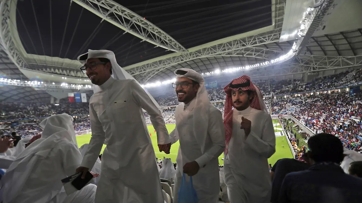 ARCHIV - 16.05.2019, Katar, Doha: Zuschauer verfolgen das letzte Fußballspiel während der Einweihungsfeier des Al-Janoub-Stadions. Die Fußballweltmeisterschaft in Katar findet vom 20. November bis 18. Dezember 2022 statt. Foto: Kamran Jebreili/AP/dpa +++ dpa-Bildfunk +++