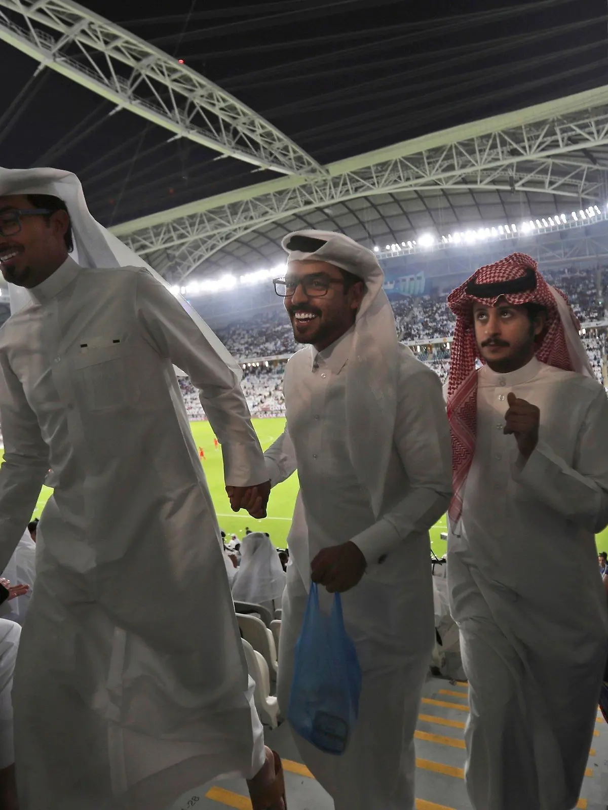 ARCHIV - 16.05.2019, Katar, Doha: Zuschauer verfolgen das letzte Fußballspiel während der Einweihungsfeier des Al-Janoub-Stadions. Die Fußballweltmeisterschaft in Katar findet vom 20. November bis 18. Dezember 2022 statt. Foto: Kamran Jebreili/AP/dpa +++ dpa-Bildfunk +++