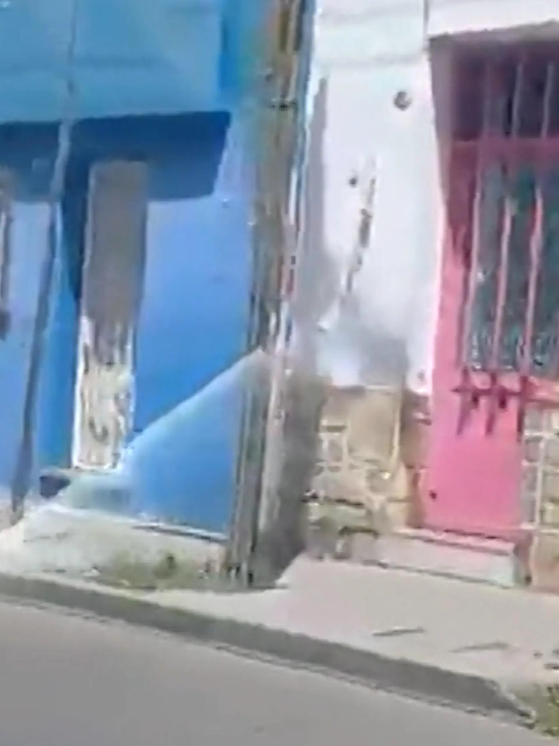 In Argentinien vergnügt sich ein Liebhaber gerade mit seiner Affäre, als plötzlich völlig unerwartet deren Ehemann auftaucht. Der Mann macht kurzen Prozess und ergreift vor dem wahrscheinlich nicht ganz so erfreuten Ehemann die Flucht – nackt! Der nimmt die Verfolgung auf. Die kuriosen Szenen im Video.