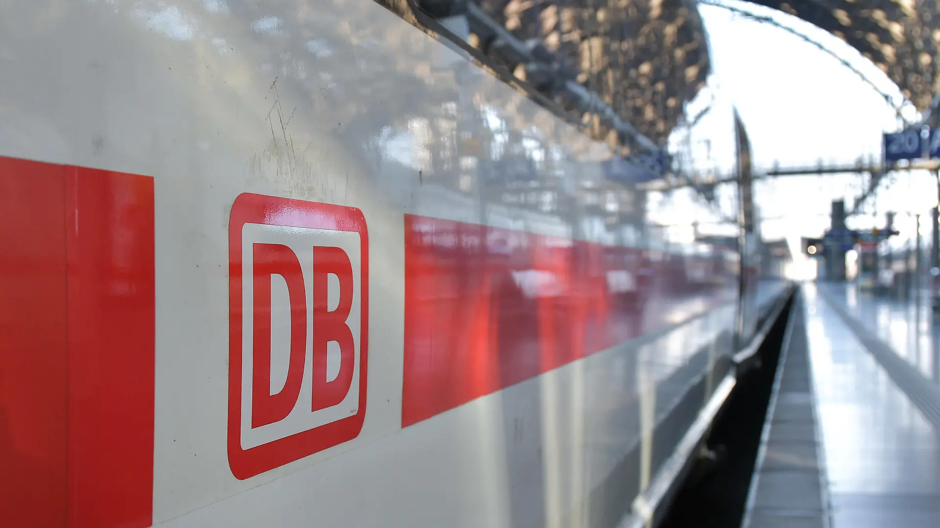  xblx, ICE Zug der Deutschen Bahn im Hauptbahnhof Frankfurt, emwirt Frankfurt am Main *** xblx, ICE train of the German Railways at Frankfurt central station, emwirt Frankfurt am Main