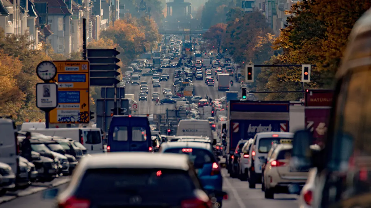 08.10.2018, Berlin: Fahrzeuge rollen über den Kaiserdamm. Das Verwaltungsgericht Berlin verhandelt am 09.10.2018 über eine Klage der Deutschen Umwelthilfe gegen Berlin wegen der hohen Stickoxidbelastung in der Stadt. Foto: Michael Kappeler/dpa +++ dpa-Bildfunk +++