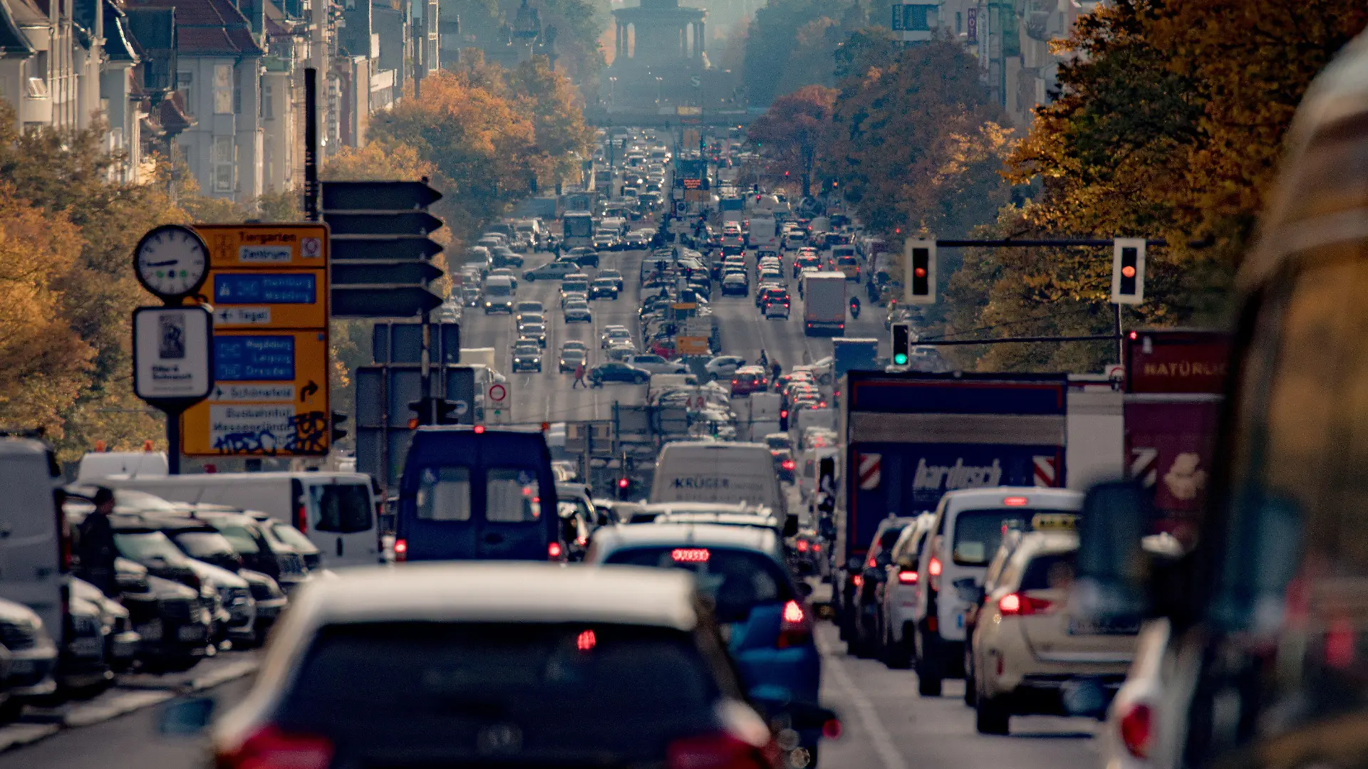 08.10.2018, Berlin: Fahrzeuge rollen über den Kaiserdamm. Das Verwaltungsgericht Berlin verhandelt am 09.10.2018 über eine Klage der Deutschen Umwelthilfe gegen Berlin wegen der hohen Stickoxidbelastung in der Stadt. Foto: Michael Kappeler/dpa +++ dpa-Bildfunk +++