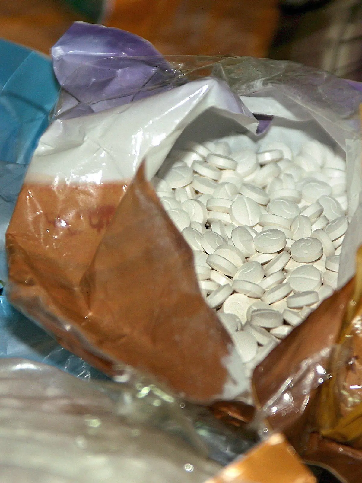 ARCHIV - Eine Tüte mit beschlagnahmten Pillen, die das Amphetamin Captagon enthalten, liegt beim libanesischen Zoll in Beirut (Archivfoto vom 26.11.2007). Das Büro der Vereinten Nationen für die Drogen und Verbrechensbekämpfung (UNODC) hat am Mittwoch (24.06.2009) in Wien und Washington den Weltdrogenbericht 2009 veröffentlicht. Danach nimmt die Produktion und der Konsum von synthetischen Drogen - insbesondere in Entwicklungs- und Schwellenländern - zu. Im Nahen und Mittleren Osten ist der Konsum von Captagon sprunghaft angestiegen. Foto: Nabil Mounzer (zu dpa-Meldung vom 24.06.2009) ACHTUNG SPERRFRIST 24. Juni, 15.00 Uhr  +++(c) dpa - Bildfunk+++