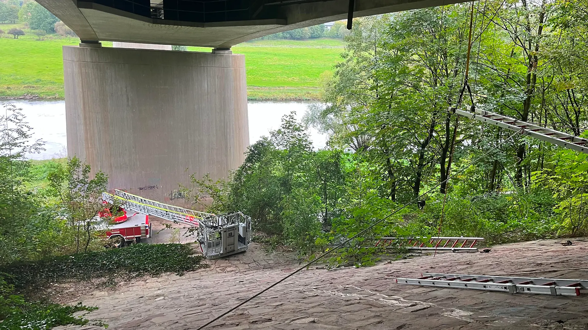 Blick auf vorgeschobene Leitern mit Sicherung nach oben
Foto: Sebastian Ewen, Feuerwehr Beverungen