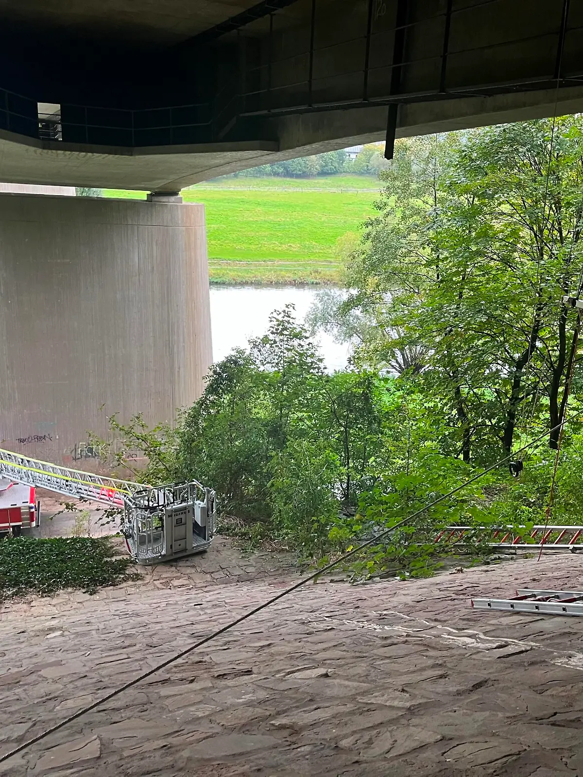 Blick auf vorgeschobene Leitern mit Sicherung nach oben
Foto: Sebastian Ewen, Feuerwehr Beverungen