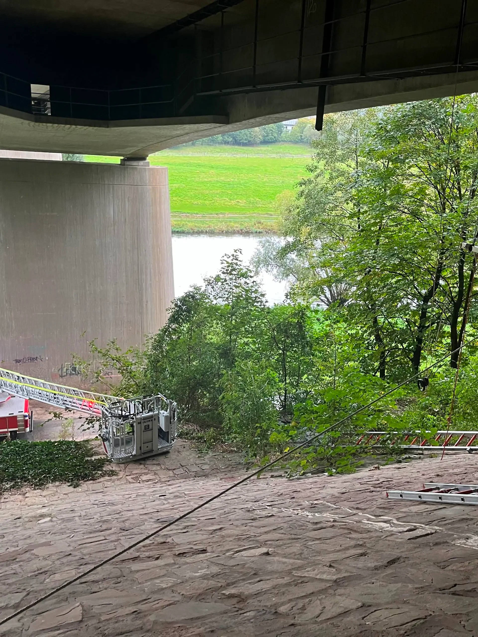 Blick auf vorgeschobene Leitern mit Sicherung nach oben
Foto: Sebastian Ewen, Feuerwehr Beverungen