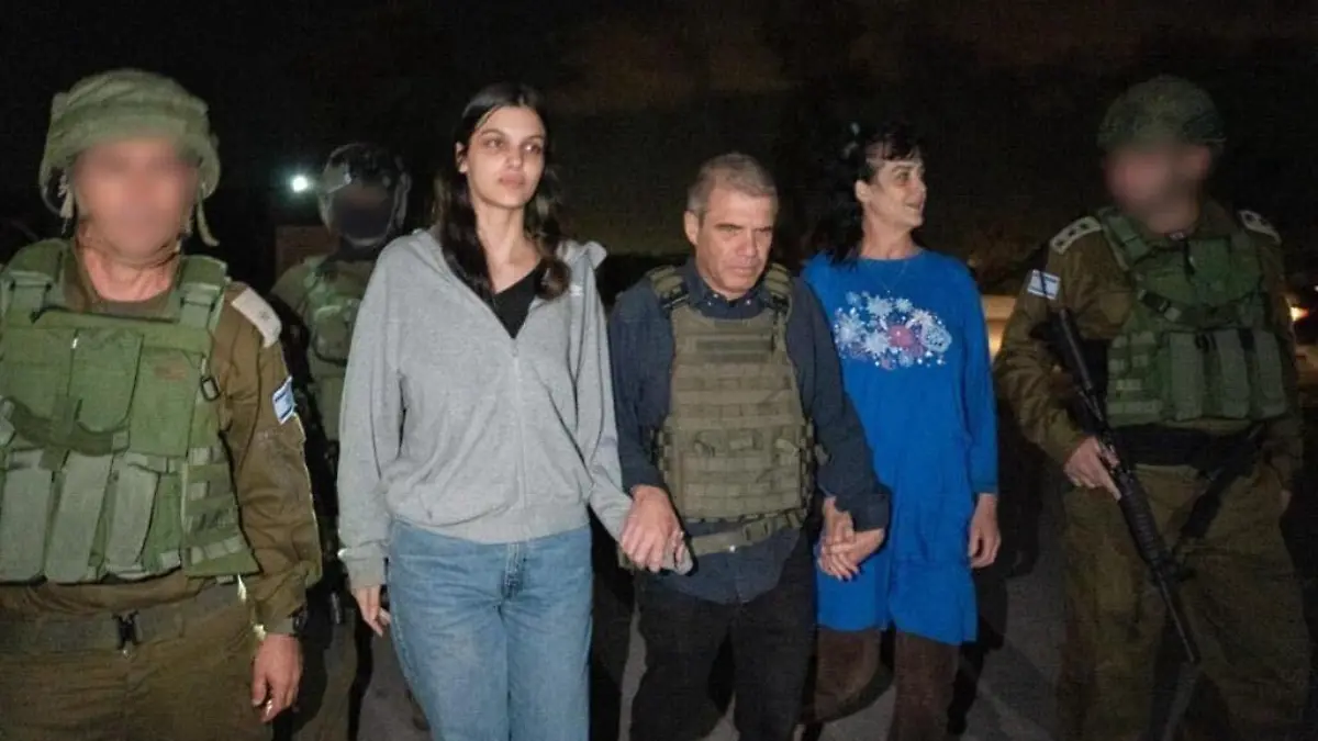 Zwei Frauen in Begleitung von israelischen Soldaten.