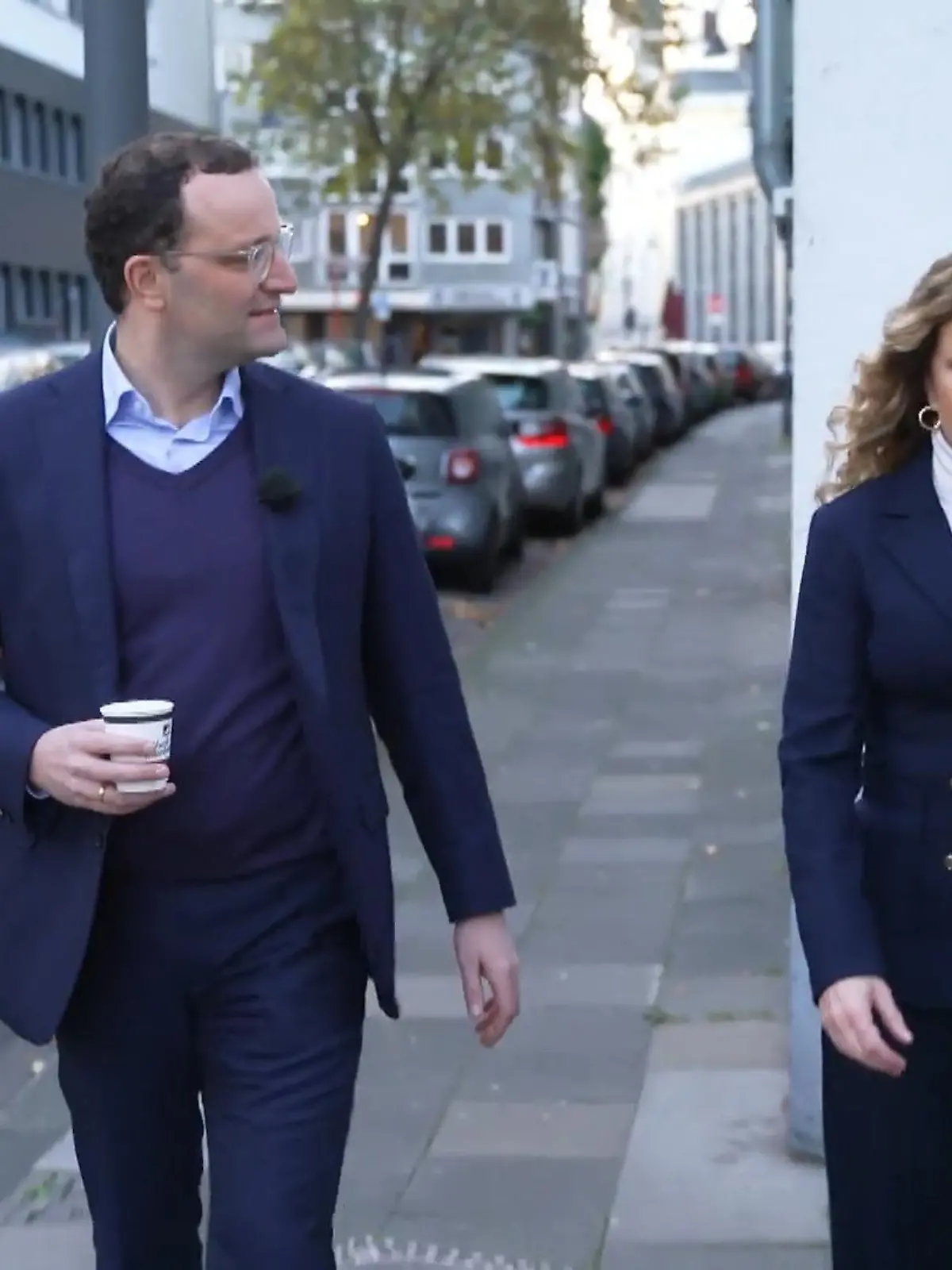 Passend zum Start der neuen Doku "Second Move Kills - 5 Jahre mit Jens Spahn" trifft Katja Burkard den Ex-Minister in Köln zu einem Spaziergang. Ob er die Entscheidung, sein Leben mehrere Jahre begleiten zu lassen, jemals bereut hat? Diese und weitere Fragen beantwortet Jens Spahn im Interview.