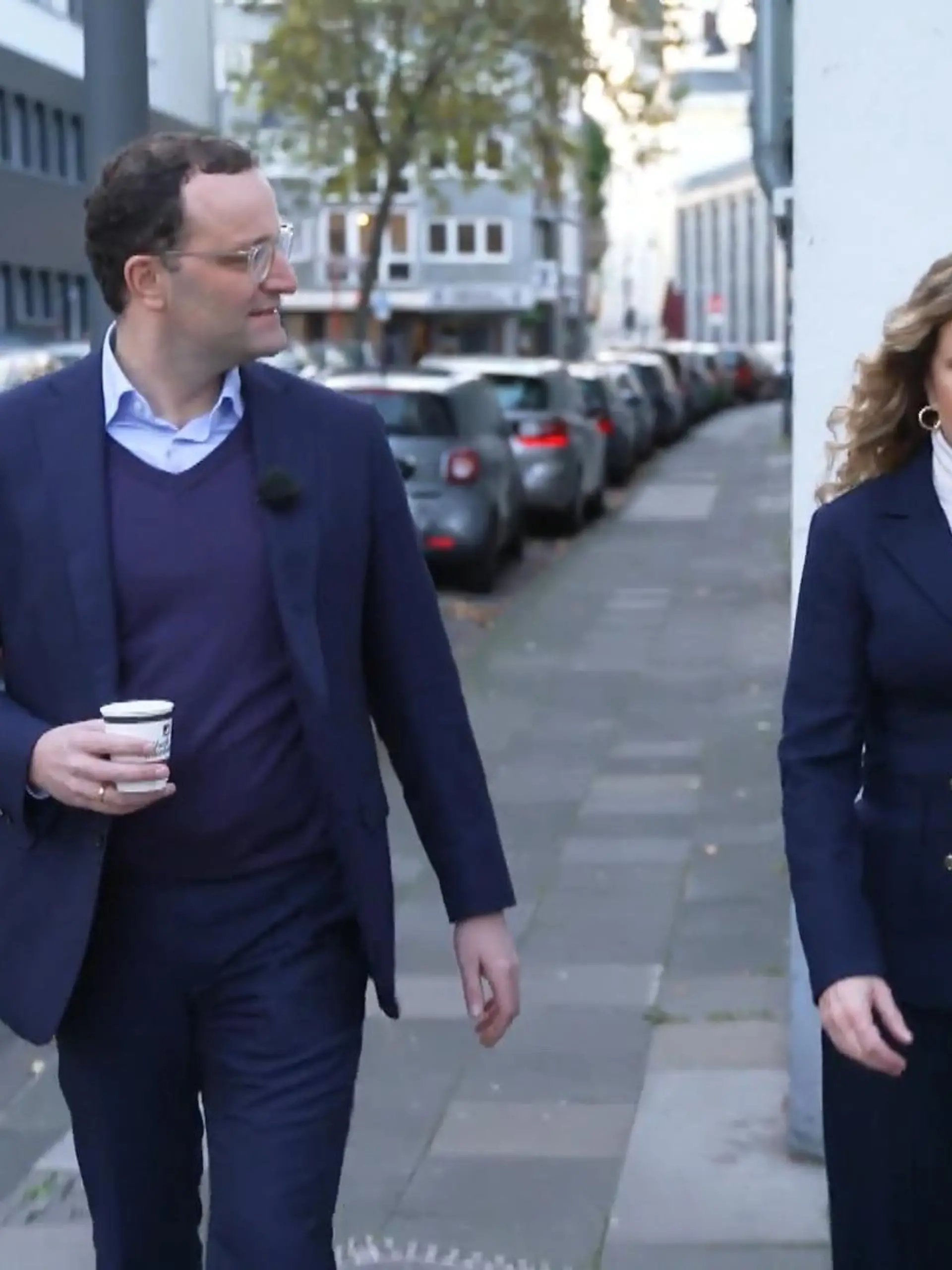 Passend zum Start der neuen Doku "Second Move Kills - 5 Jahre mit Jens Spahn" trifft Katja Burkard den Ex-Minister in Köln zu einem Spaziergang. Ob er die Entscheidung, sein Leben mehrere Jahre begleiten zu lassen, jemals bereut hat? Diese und weitere Fragen beantwortet Jens Spahn im Interview.