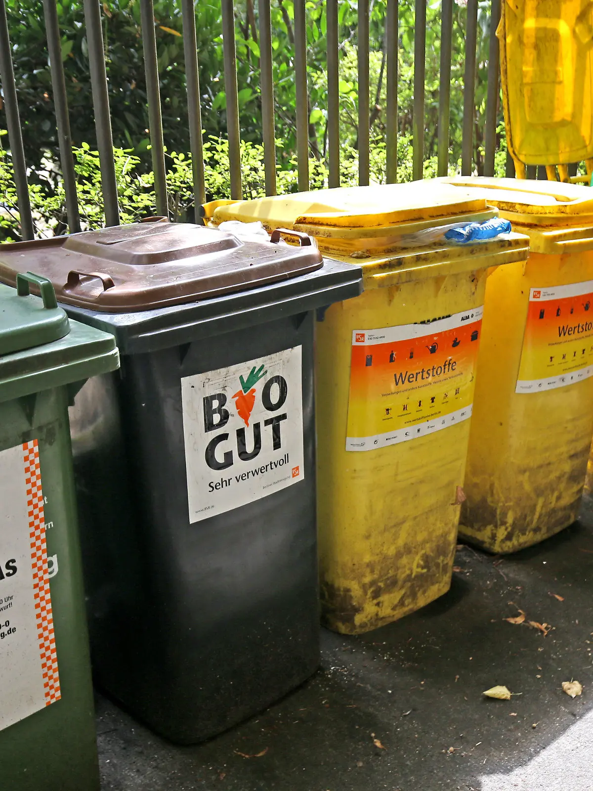 28.07.2020, Berlin: Eine Frau entsorgt ihren Müll getrennt in die dafür vergesehenen Mülltonnen. Im Restmüll deutscher Haushalte landen zu rund zwei Dritteln Abfälle, die anders entsorgt werden sollten. Mit 39,3 Prozent Gewichtsanteil hat Biomüll einer Studie des Umweltbundesamts zufolge den größten Anteil. 27,6 Prozent, also mehr als ein Viertel, sind Wertstoffe wie Altpapier, Altglas, Textilien oder Holz. Foto: Wolfgang Kumm/dpa +++ dpa-Bildfunk +++