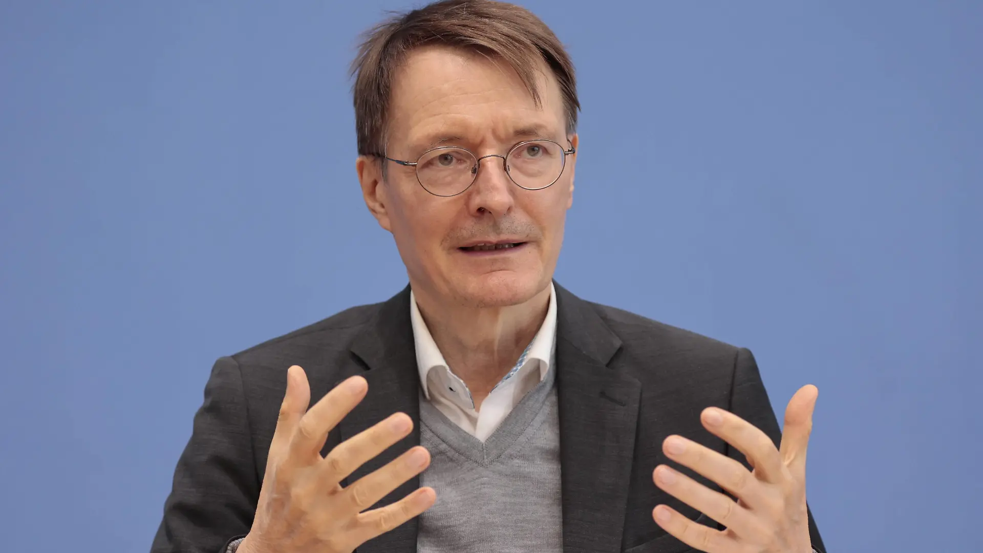 Bundesminister für Gesundheit Prof. Dr. Karl Lauterbach, Deutschland, Berlin, Bundespressekonferenz, Thema: Abhängigkeit von fossilen Energieträgern größte Gesundheitsbedrohung unserer Zeit: Gesundheitsexperten fordern massive Beschleunigung der Energiewende *** Federal Minister of Health Prof Dr Karl Lauterbach, Germany, Berlin, Federal Press Conference, Topic Dependence on fossil fuels greatest health threat of our time Health experts call for massive acceleration of the energy transition