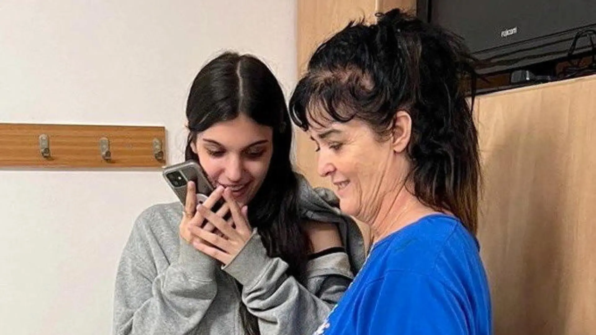 Judith Tai Raanan and her daughter Natalie Shoshana Raanan, U.S. citizens who were taken as hostages by Palestinian Hamas militants, speak with U.S. President Joe Biden over a telephonic conversation, after they were released by the militants, in response to Qatari mediation efforts, at an unidentified location, October 21, 2023. US Embassy Jerusalem via X/Handout via REUTERS THIS IMAGE HAS BEEN SUPPLIED BY A THIRD PARTY. NO RESALES. NO ARCHIVES. MANDATORY CREDIT.