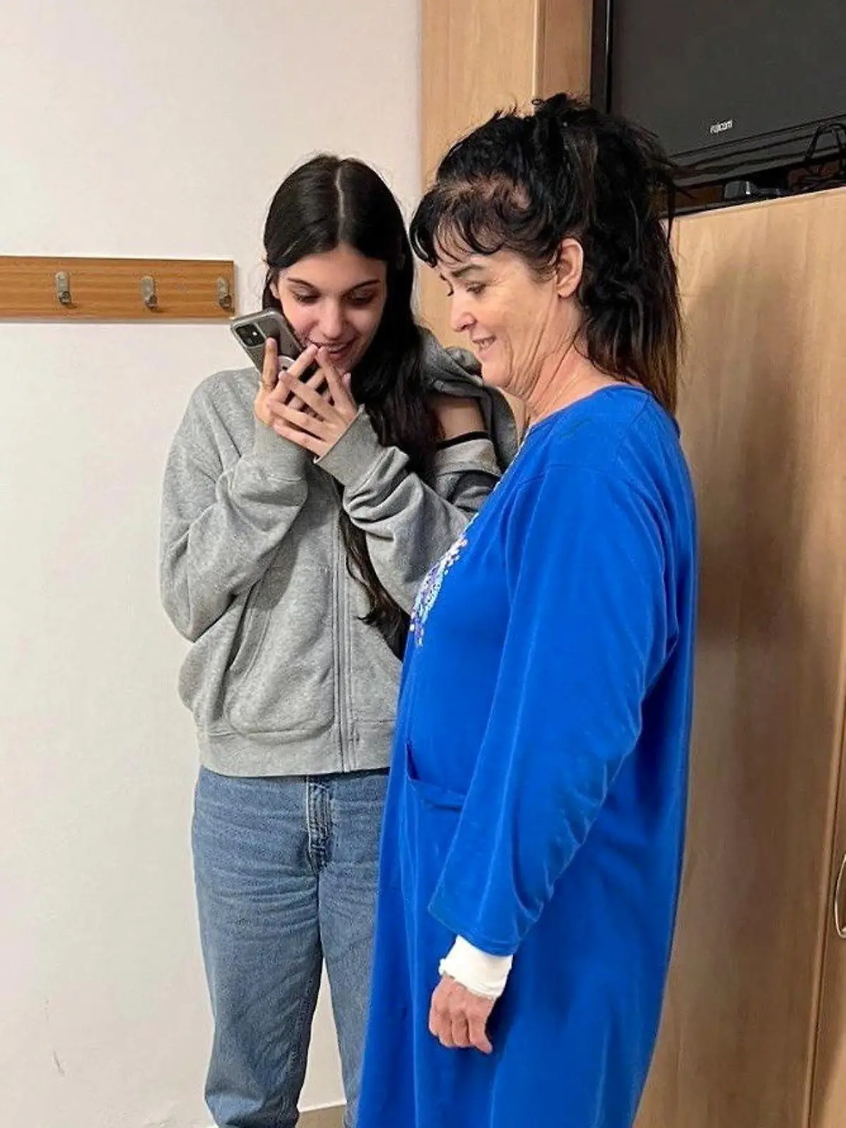 Judith Tai Raanan and her daughter Natalie Shoshana Raanan, U.S. citizens who were taken as hostages by Palestinian Hamas militants, speak with U.S. President Joe Biden over a telephonic conversation, after they were released by the militants, in response to Qatari mediation efforts, at an unidentified location, October 21, 2023. US Embassy Jerusalem via X/Handout via REUTERS    THIS IMAGE HAS BEEN SUPPLIED BY A THIRD PARTY. NO RESALES. NO ARCHIVES.  MANDATORY CREDIT.