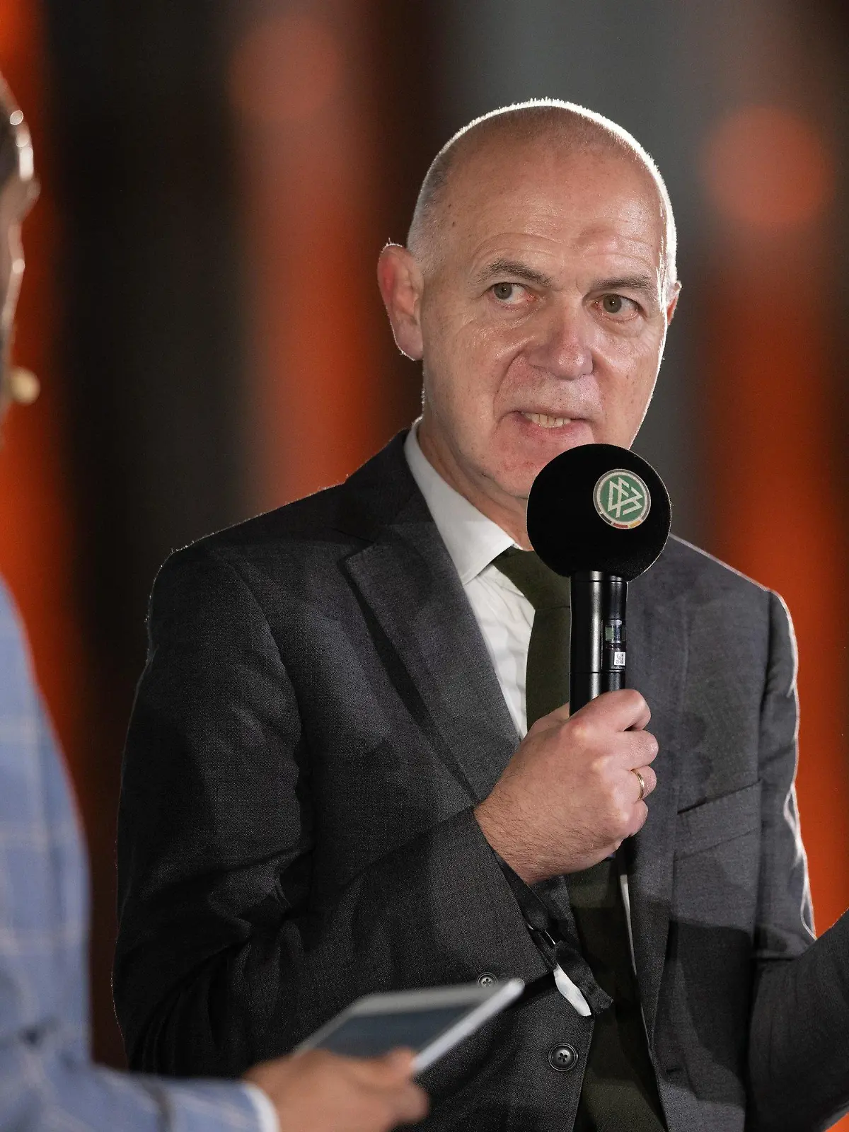07.11.2022, Sachsen, Dresden: Bernd Neuendorf, Präsident des Deutschen Fußball-Bundes, steht während der Verleihung des Julius Hirsch Preises im Lichthof des Albertinum auf der Bühne. Mit der Stiftung des Julius Hirsch Preises erinnert der DFB seit 2005 jährlich an die jüdischen Opfer des nationalsozialistischen Unrechtsstaates. Foto: Sebastian Kahnert/dpa +++ dpa-Bildfunk +++
