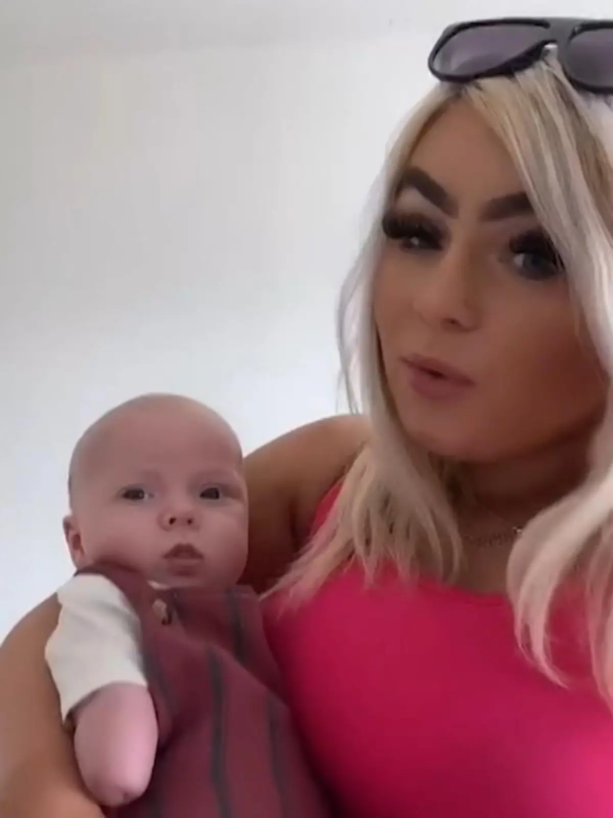 Wenn es nach Lucys Ärzten gehen würde, wäre ihr eigener Sohn heute nicht hier. Baby Koda-James verlor seine Hand noch bevor er zur Welt  kam. Obwohl die junge Mama zu dem Zeitpunkt bereits im fünften Monat ist, rät man der 17-Jährigen zur Abtreibung. Sein Leben wäre doch nur von Problemen, Hänseleien und Entwicklungsstörungen geprägt. Aber Lucy widersetzt sich ihren Ärzten und entscheidet sich dafür, ihren Sohn trotz allem auszutragen.