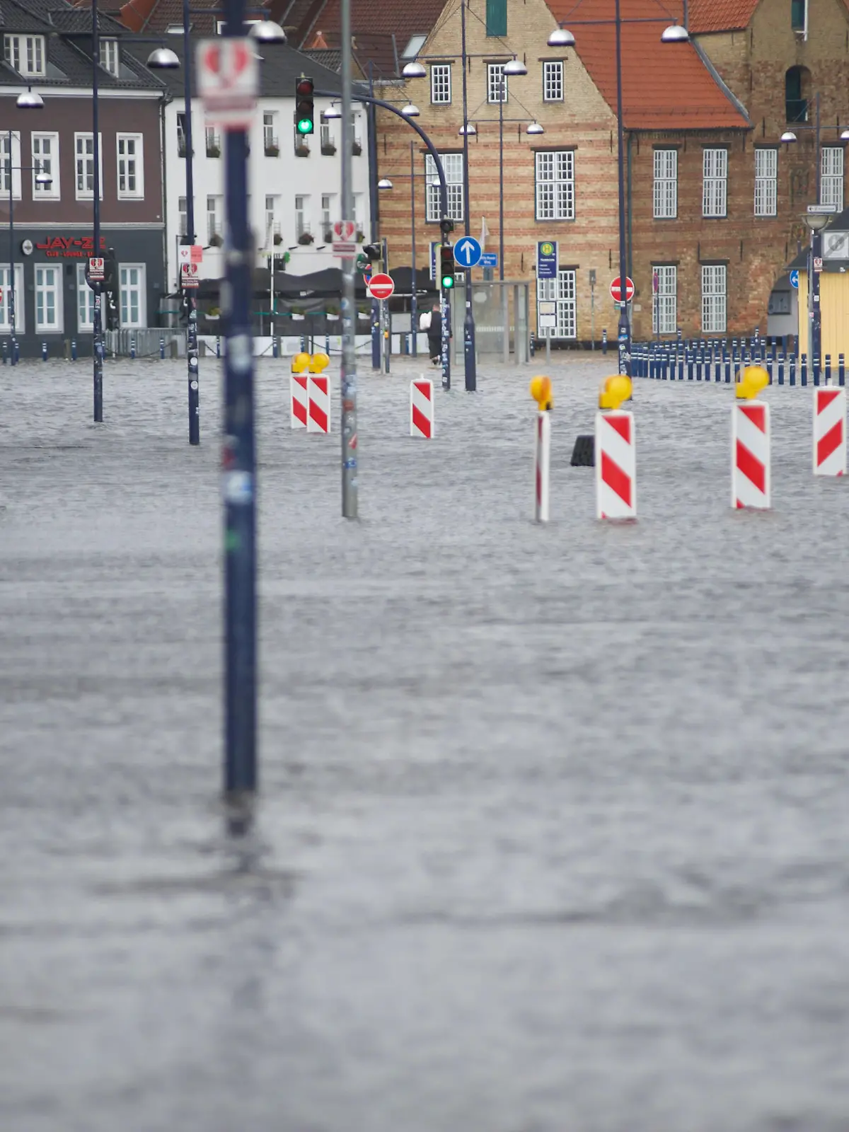 Flensburg, Schleswig-Holstein, Hochwasser in Flensburg am Hafen West, hier, Wasser über die über die Kaikante getreten, Schiffbrücke und Willy-Brandt-Platz links hinten nicht im Bild überspült. Aufnahme vom 20.10.2023, Flensburg, *** Flensburg, Schleswig Holstein, high water in Flensburg at the port west , here, water over the over the quay edge stepped, ship bridge and Willy Brandt place left behind not in the picture flooded photo of 20 10 2023, Flensburg,