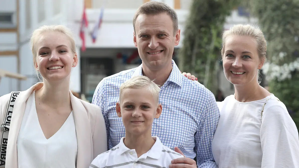 ARCHIV - 08.09.2019, Russland, Moskau: Alexej Nawalny steht mit seiner Frau Julia (r), seiner Tochter Daria und seinem Sohn Zakhar, für ein Foto zusammen nachdem sie ihre Wahlstimme bei der Stadtratswahl abgegeben haben. Nawalny liegt wegen Vergiftungsverdachts in der Intensivstation eines Krankenhaus. Sein Team fordert weiterhin einen Transport nach Deutschland. Nach Darstellung seiner Ärzte soll er an einer Stoffwechselstörung leiden. Foto: Andrew Lubimov/AP/dpa +++ dpa-Bildfunk +++