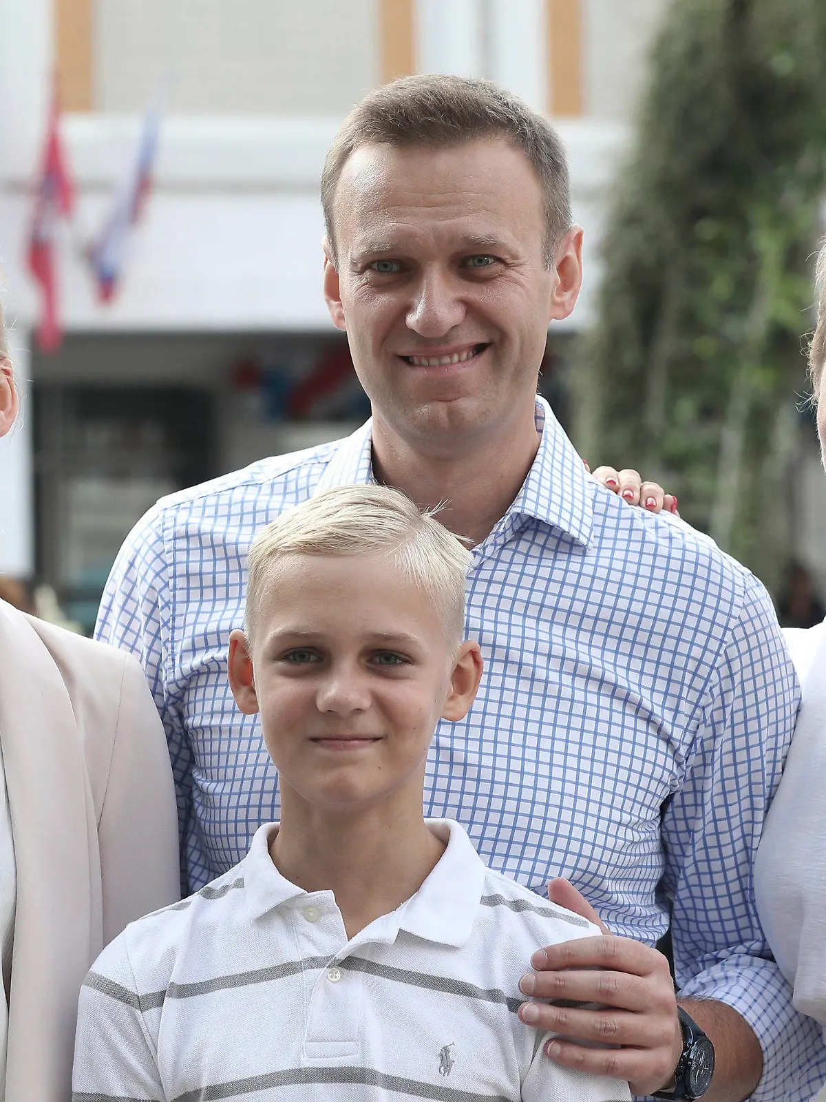 ARCHIV - 08.09.2019, Russland, Moskau: Alexej Nawalny steht mit seiner Frau Julia (r), seiner Tochter Daria und seinem Sohn Zakhar, für ein Foto zusammen nachdem sie ihre Wahlstimme bei der Stadtratswahl abgegeben haben. Nawalny liegt wegen Vergiftungsverdachts in der Intensivstation eines Krankenhaus. Sein Team fordert weiterhin einen Transport nach Deutschland. Nach Darstellung seiner Ärzte soll er an einer Stoffwechselstörung leiden. Foto: Andrew Lubimov/AP/dpa +++ dpa-Bildfunk +++