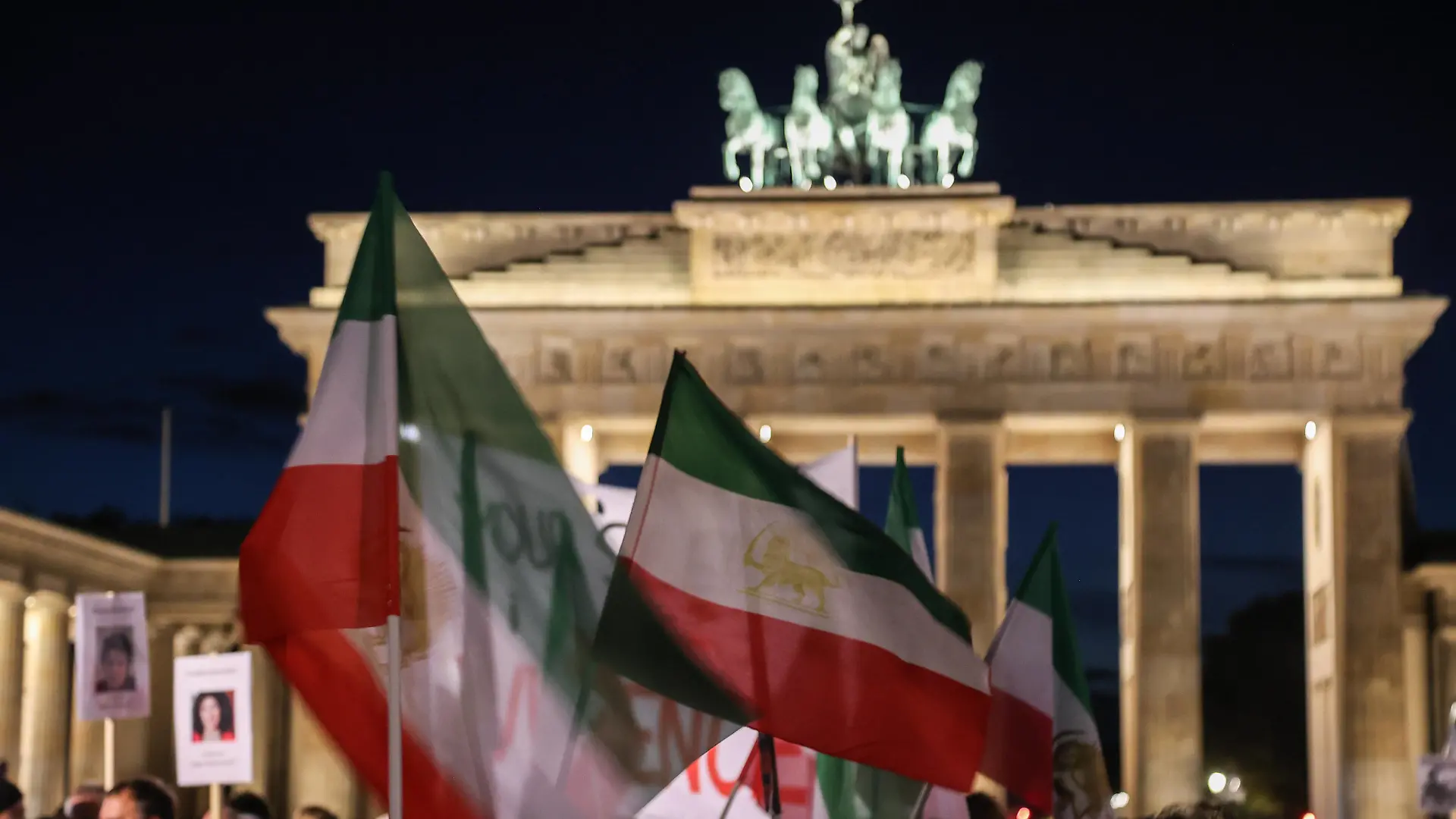 Kundgebung aus Solidarität mit der Protestbewegung in Iran. Aufgerufen haben die Initiative des RAV, der VDJ, die Neue Richtervereinigung, der RAK-Berlin, dem DAV, dem ECCHR und dem djb am 07.11.2022 vor dem Brandenburger Tor in Berlin. Kundgebung aus Solidarität mit der Protestbewegung in Iran am Brandenburger Tor *** Rally in solidarity with the protest movement in Iran Have called the initiative of the RAV, the VDJ, the New Judges Association, the RAK Berlin, the DAV, the ECCHR and the djb on 07 11 2022 in front of the Brandenburg Gate in Berlin Rally in solidarity with the protest movement in Iran at the Brandenburg Gate