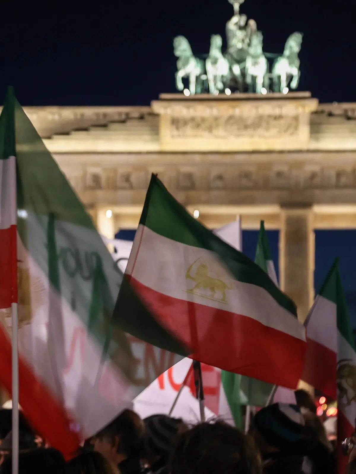  Kundgebung aus Solidarität mit der Protestbewegung in Iran. Aufgerufen haben die Initiative des RAV, der VDJ, die Neue Richtervereinigung, der RAK-Berlin, dem DAV, dem ECCHR und dem djb am 07.11.2022 vor dem Brandenburger Tor in Berlin. Kundgebung aus Solidarität mit der Protestbewegung in Iran am Brandenburger Tor *** Rally in solidarity with the protest movement in Iran Have called the initiative of the RAV, the VDJ, the New Judges Association, the RAK Berlin, the DAV, the ECCHR and the djb on 07 11 2022 in front of the Brandenburg Gate in Berlin Rally in solidarity with the protest movement in Iran at the Brandenburg Gate