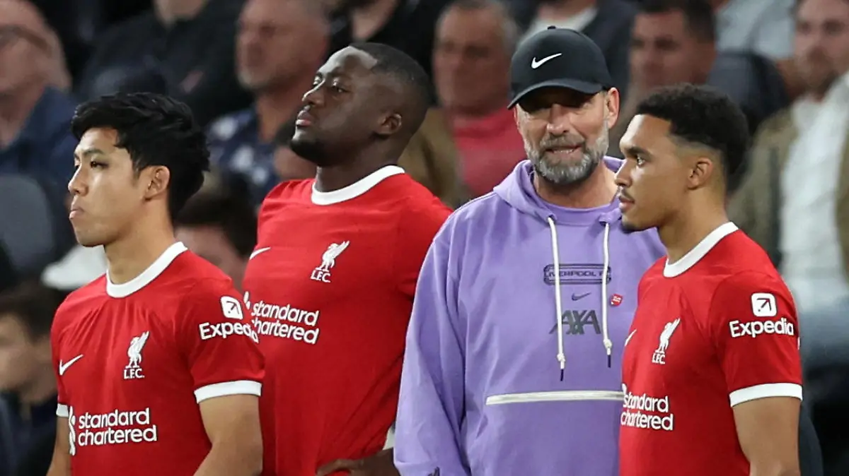 Soccer Football - Premier League - Tottenham Hotspur v Liverpool - Tottenham Hotspur Stadium, London, Britain - September 30, 2023 Liverpool manager Juergen Klopp looks on as Liverpool's Wataru Endo, Trent Alexander-Arnold and Ibrahima Konate prepare to come on as substitutes REUTERS/David Klein NO USE WITH UNAUTHORIZED AUDIO, VIDEO, DATA, FIXTURE LISTS, CLUB/LEAGUE LOGOS OR 'LIVE' SERVICES. ONLINE IN-MATCH USE LIMITED TO 45 IMAGES, NO VIDEO EMULATION. NO USE IN BETTING, GAMES OR SINGLE CLUB/LEAGUE/PLAYER PUBLICATIONS.