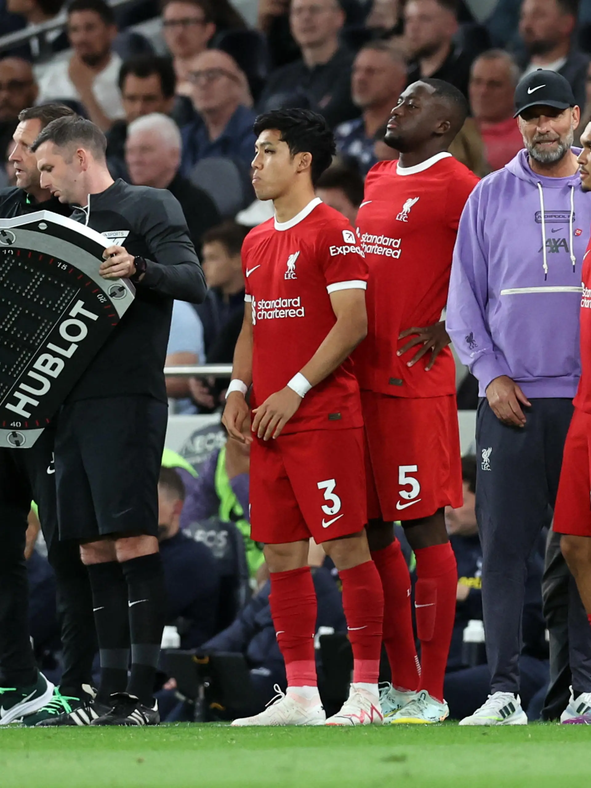 Soccer Football - Premier League - Tottenham Hotspur v Liverpool - Tottenham Hotspur Stadium, London, Britain - September 30, 2023 Liverpool manager Juergen Klopp looks on as Liverpool's Wataru Endo, Trent Alexander-Arnold and Ibrahima Konate prepare to come on as substitutes REUTERS/David Klein NO USE WITH UNAUTHORIZED AUDIO, VIDEO, DATA, FIXTURE LISTS, CLUB/LEAGUE LOGOS OR 'LIVE' SERVICES. ONLINE IN-MATCH USE LIMITED TO 45 IMAGES, NO VIDEO EMULATION. NO USE IN BETTING, GAMES OR SINGLE CLUB/LEAGUE/PLAYER PUBLICATIONS.