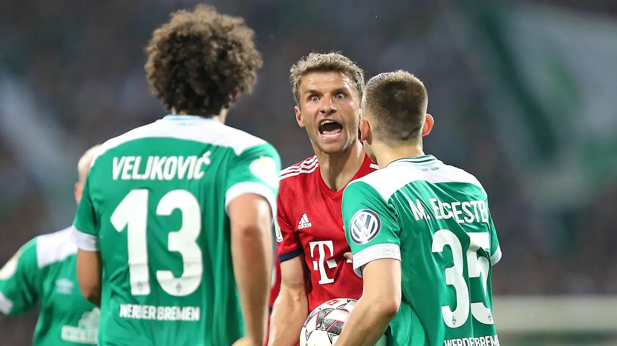 24.04.2019, Fussball DFB Pokal 2018/2019, Halbfinale, SV Werder Bremen - FC Bayern München, im Weserstadion Bremen. (L-R) Milos Veljkovic (Werder Bremen) und Thomas Müller (Bayern München) geraden aneinander, Maximilian Eggestein (Werder Bremen) geht dazwischen ***DFL and DFB regulations prohibit any use of photographs as image sequences and/or quasi-video.*** *** 24 04 2019 Football DFB Cup 2018 2019 Semifinal SV Werder Bremen FC Bayern Munich at Weserstadion Bremen L R Milos Veljkovic Werder Bremen and Thomas Müller Bayern Munich straight to each other Maximilian Eggestein Werder Bremen goes in between DFL and DFB regulations prohibit any use of photographs as image sequences and or quasi video