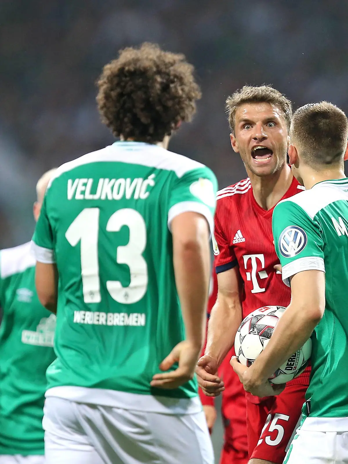 24.04.2019, Fussball DFB Pokal 2018/2019, Halbfinale, SV Werder Bremen - FC Bayern München, im Weserstadion Bremen. (L-R) Milos Veljkovic (Werder Bremen) und Thomas Müller (Bayern München) geraden aneinander, Maximilian Eggestein (Werder Bremen) geht dazwischen ***DFL and DFB regulations prohibit any use of photographs as image sequences and/or quasi-video.*** *** 24 04 2019 Football DFB Cup 2018 2019 Semifinal SV Werder Bremen FC Bayern Munich at Weserstadion Bremen L R Milos Veljkovic Werder Bremen and Thomas Müller Bayern Munich straight to each other Maximilian Eggestein Werder Bremen goes in between DFL and DFB regulations prohibit any use of photographs as image sequences and or quasi video  
