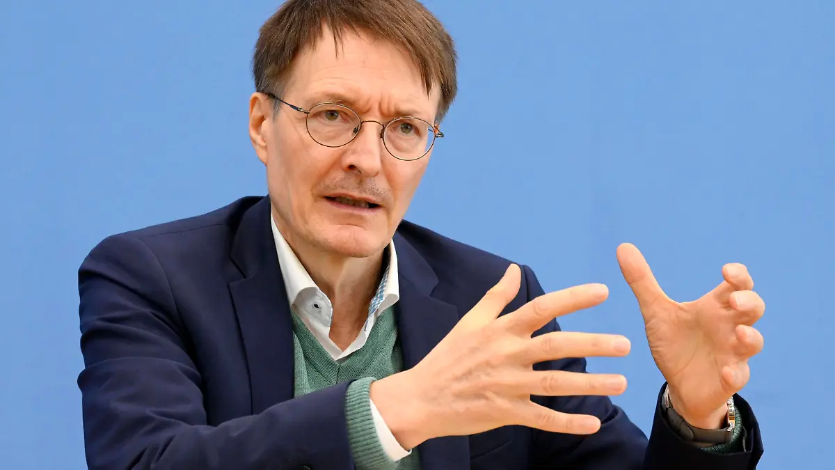 Karl Lauterbach bei der Bundespressekonferenz zur Neuordnung von BZgA und RKI - wie Gesundheitsforschung und -prävention gefördert werden sollen im Haus der Bundespressekonferenz. Berlin, 04.10.2023 *** Karl Lauterbach at the Federal Press Conference on the reorganization of BZgA and RKI how health research and prevention should be promoted in the House of the Federal Press Conference Berlin, 04 10 2023 Foto:xF.xKernx/xFuturexImagex neueordnung_3021