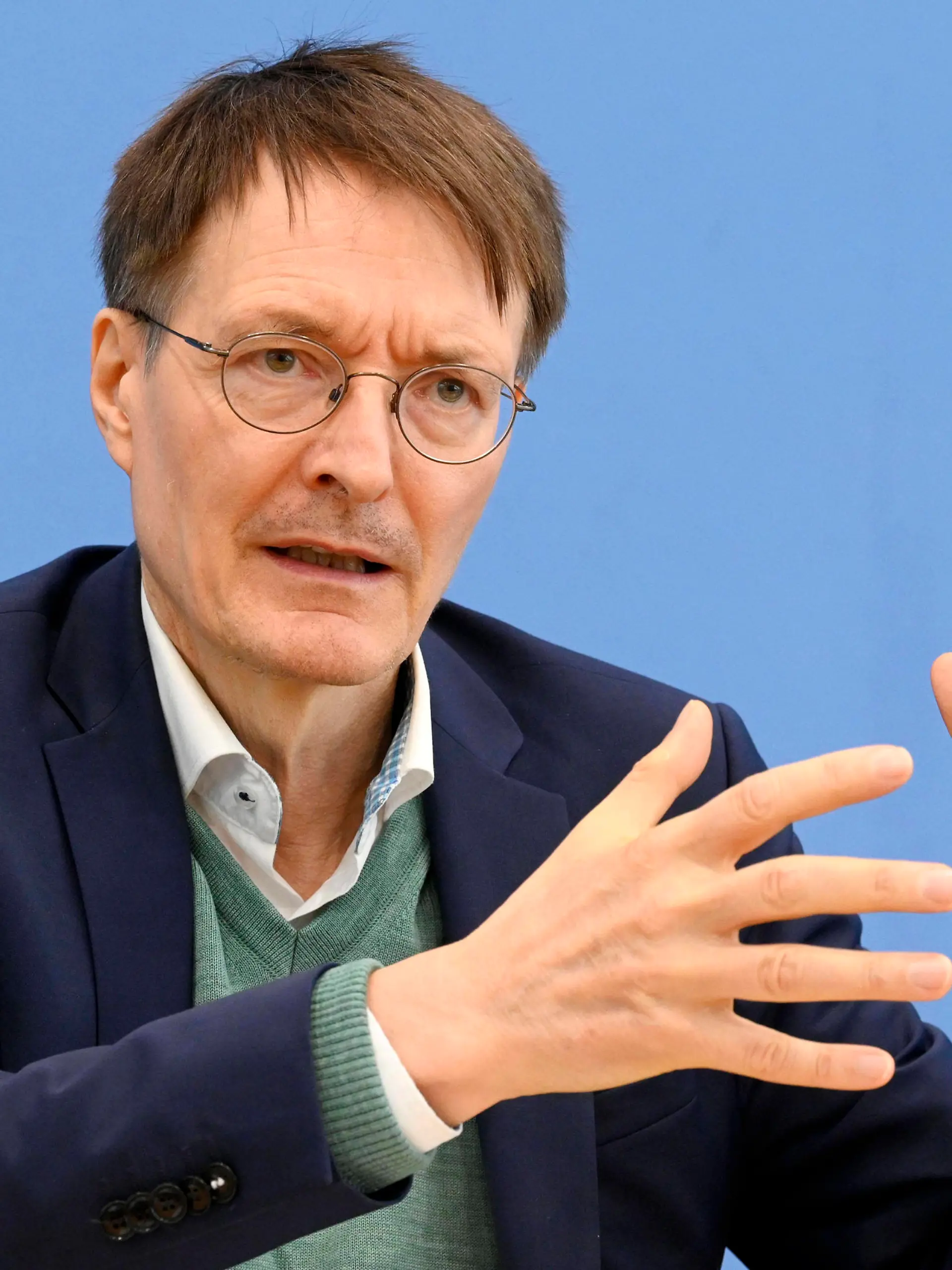 Karl Lauterbach bei der Bundespressekonferenz zur Neuordnung von BZgA und RKI - wie Gesundheitsforschung und -prävention gefördert werden sollen im Haus der Bundespressekonferenz. Berlin, 04.10.2023 *** Karl Lauterbach at the Federal Press Conference on the reorganization of BZgA and RKI how health research and prevention should be promoted in the House of the Federal Press Conference Berlin, 04 10 2023 Foto:xF.xKernx/xFuturexImagex neueordnung_3021