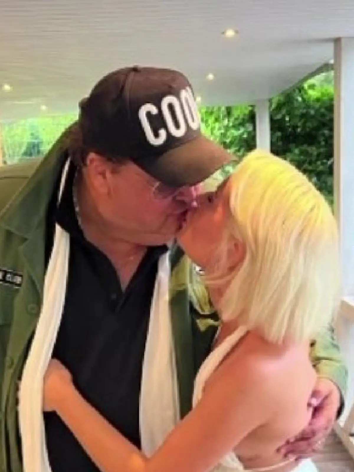 Millionär Andreas Ellermann hält eine Blondine im Arm und beugt sich zu einem Kuss zu ihr hinunter.